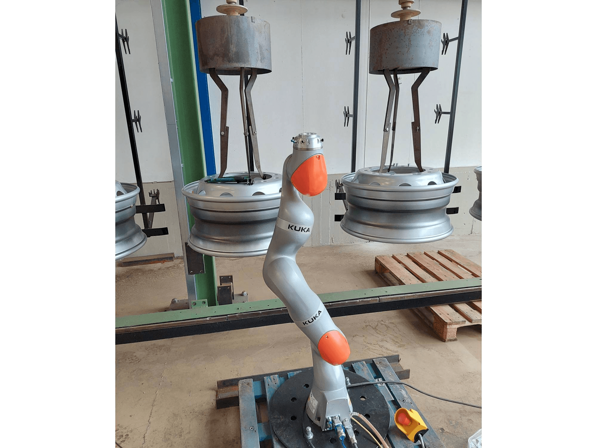 Frontansicht der KUKA LBR iiwa 7 Maschine