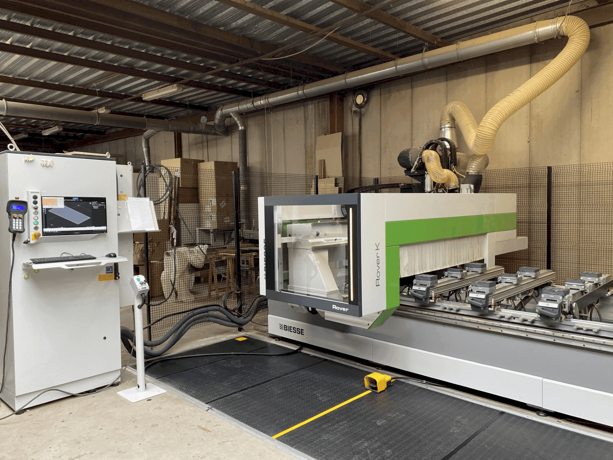 Frontansicht der BIESSE Rover K Smart 1532 Maschine