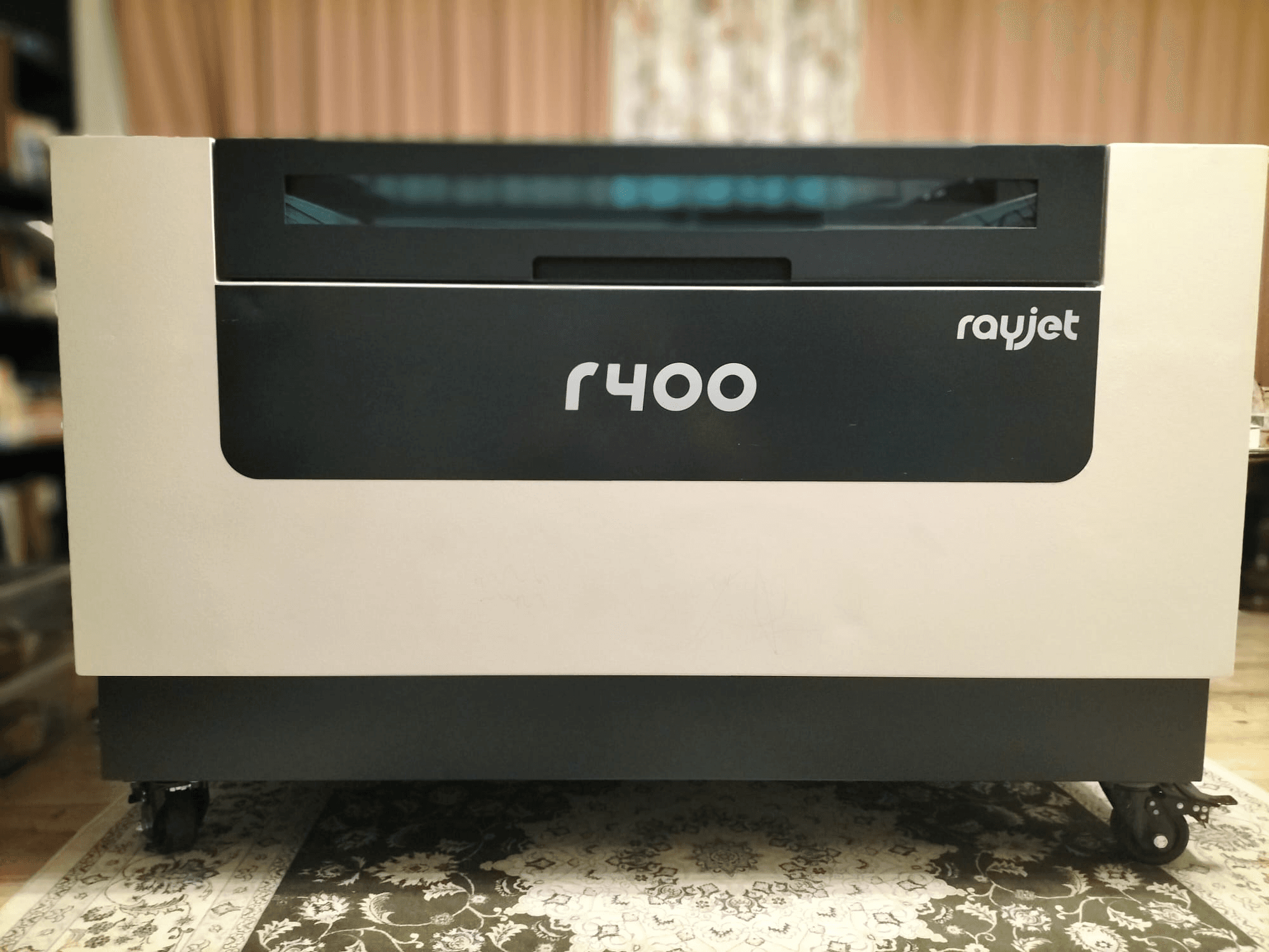 Frontansicht der Trotec Rayjet R400 Lasergravurmaschine, die das schlanke Design und das klare Branding zeigt.