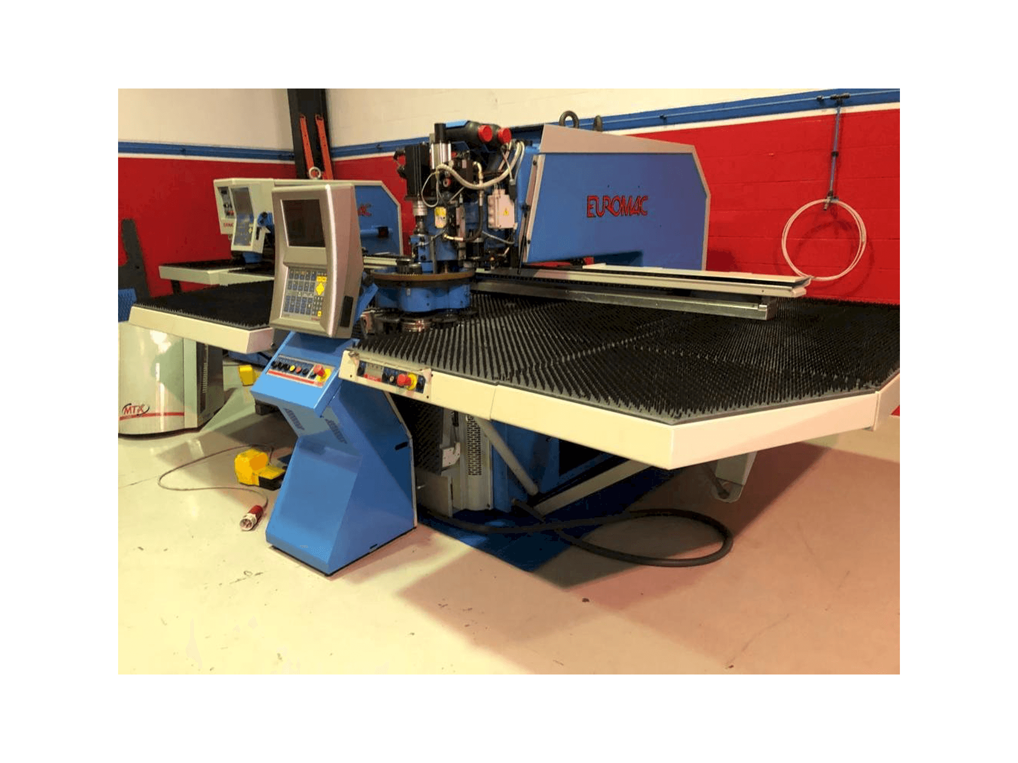 Frontansicht der Euromac MTX 1250-30-2000 AI Maschine