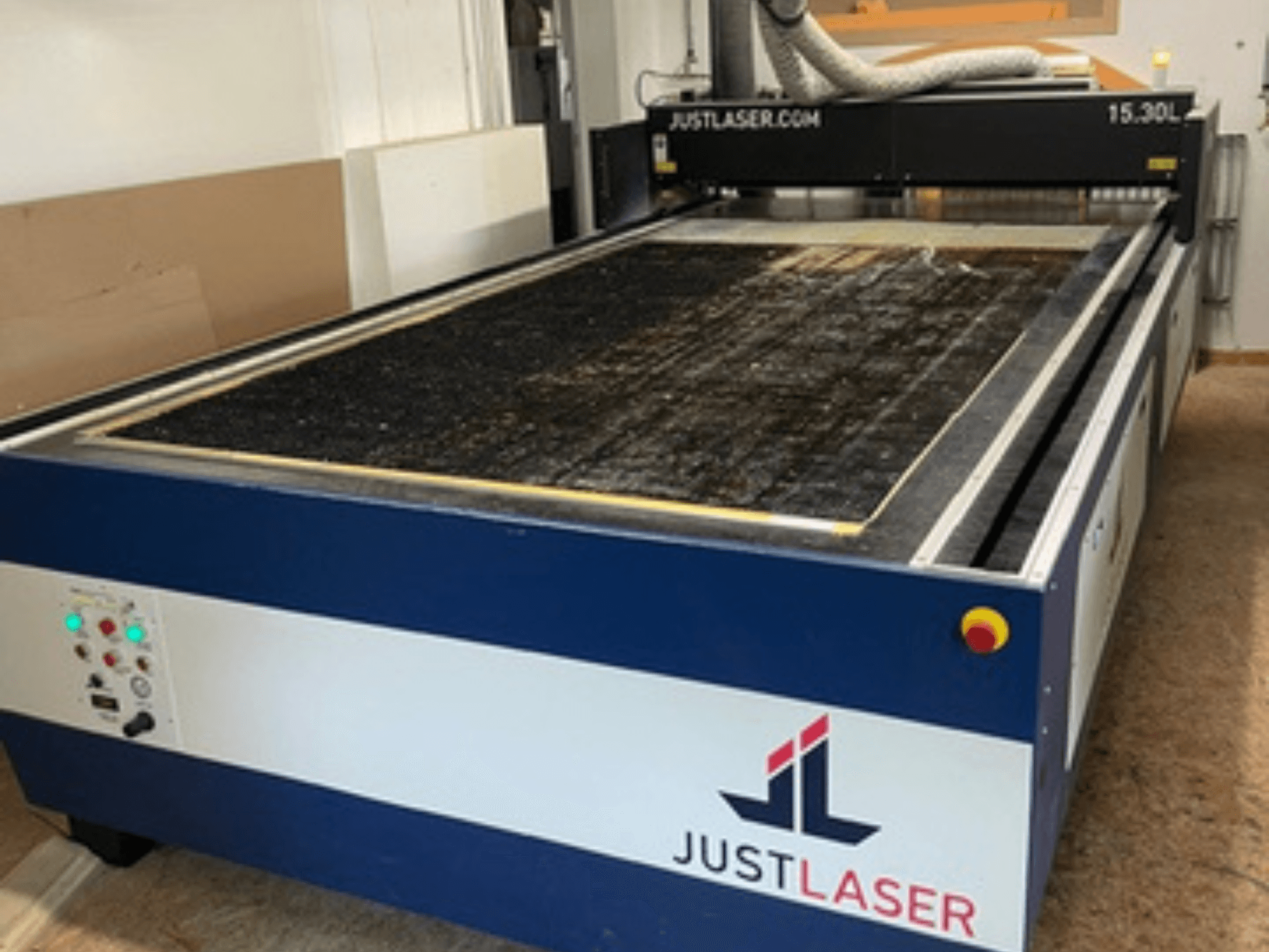 CO2-Laserschneidanlage KERN KER60120-KT500, Frontansicht mit Bedienfeld und großer Schneidfläche.