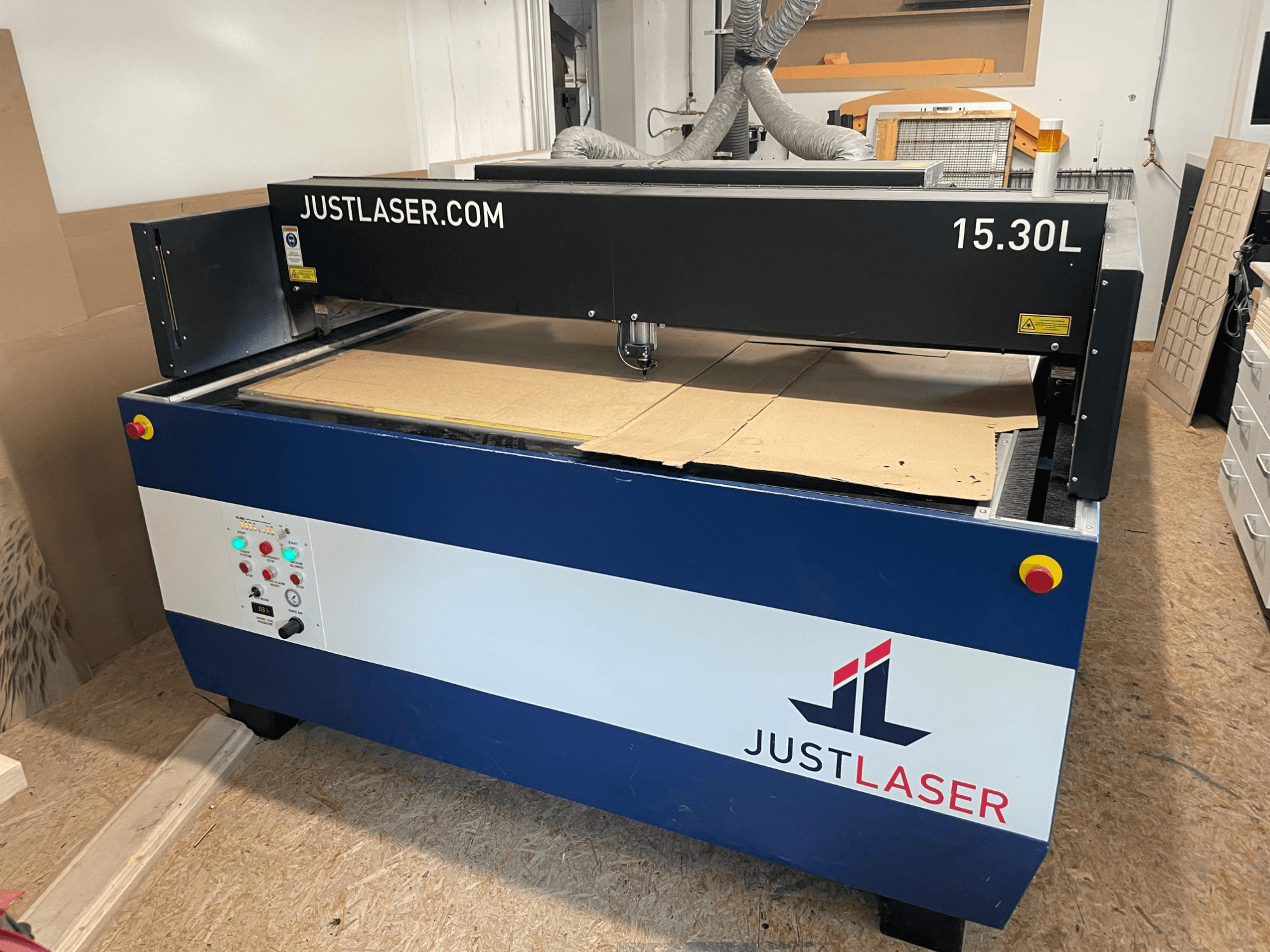 CO₂-Laserschneidmaschine von KERN, Modell KER60120-KT500 OPF, Vorderansicht mit Bedienelementen und Schneidbereich mit Karton.