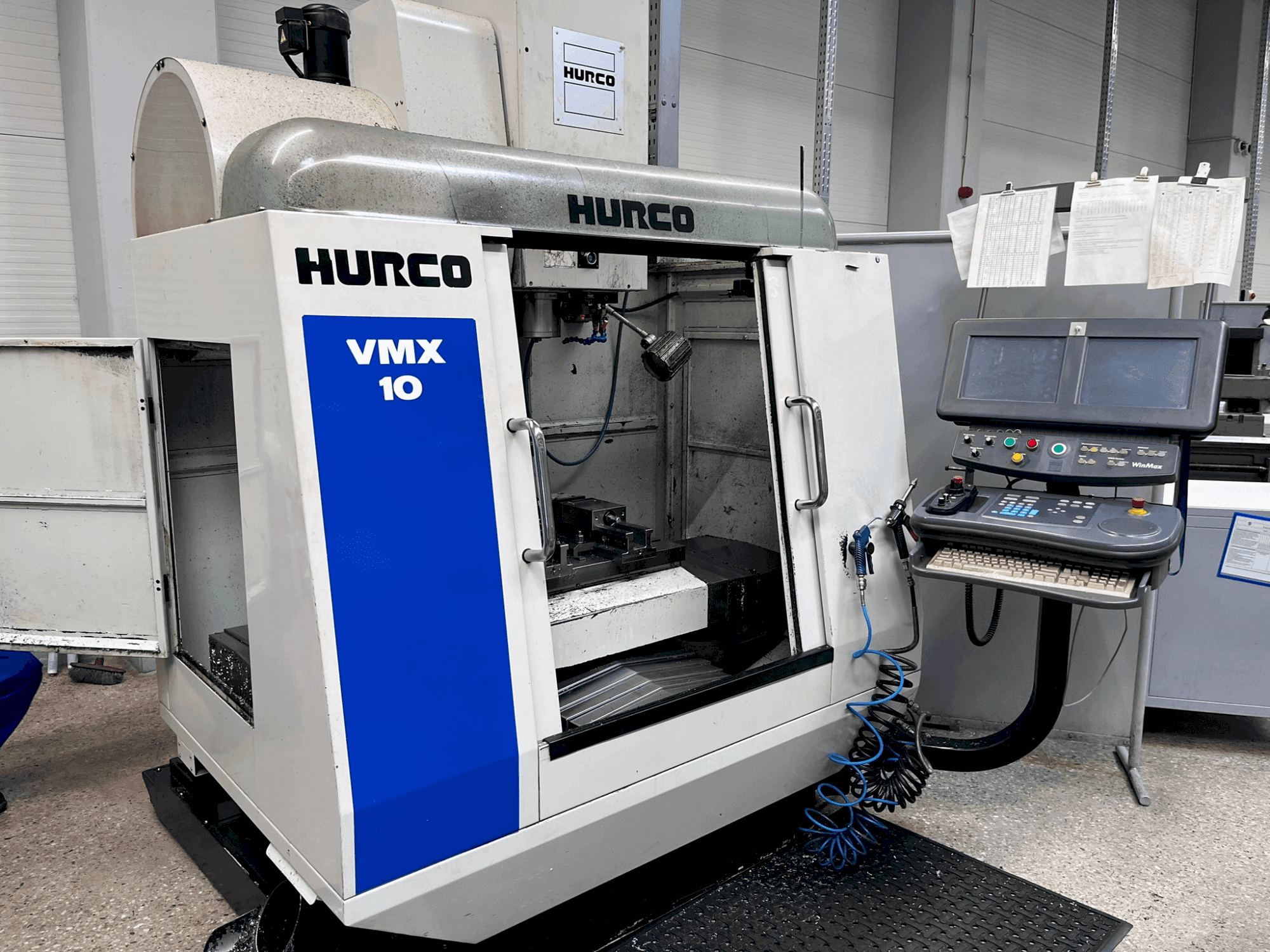 Frontansicht der Hurco VMX 10 Maschine