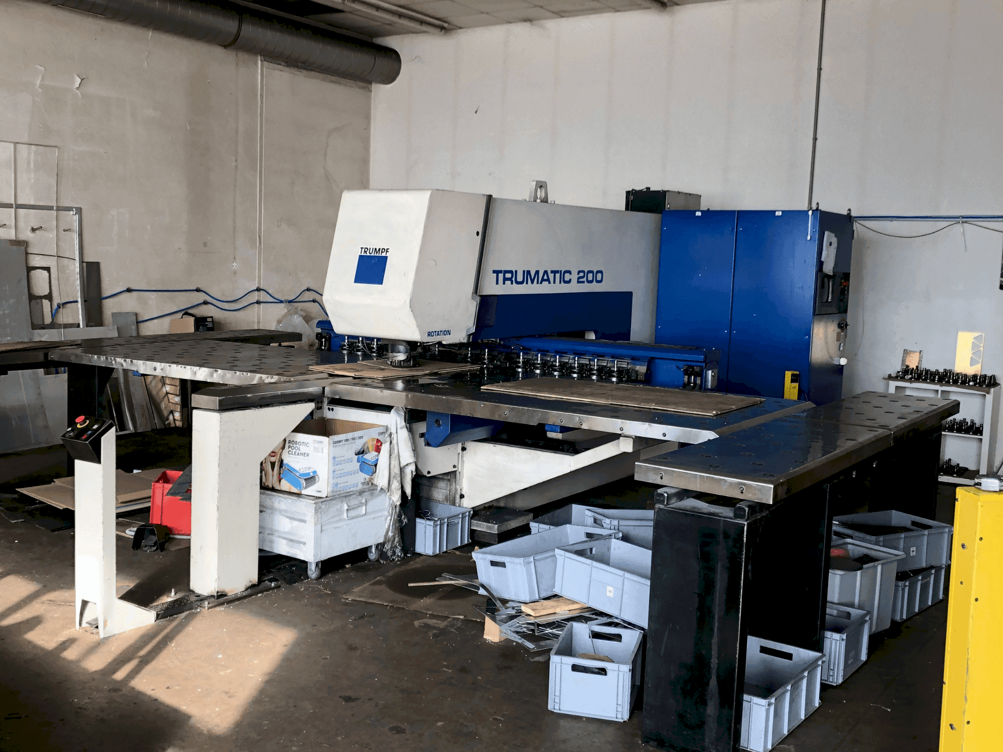 Frontansicht der TRUMPF Trumatic TC200R Maschine