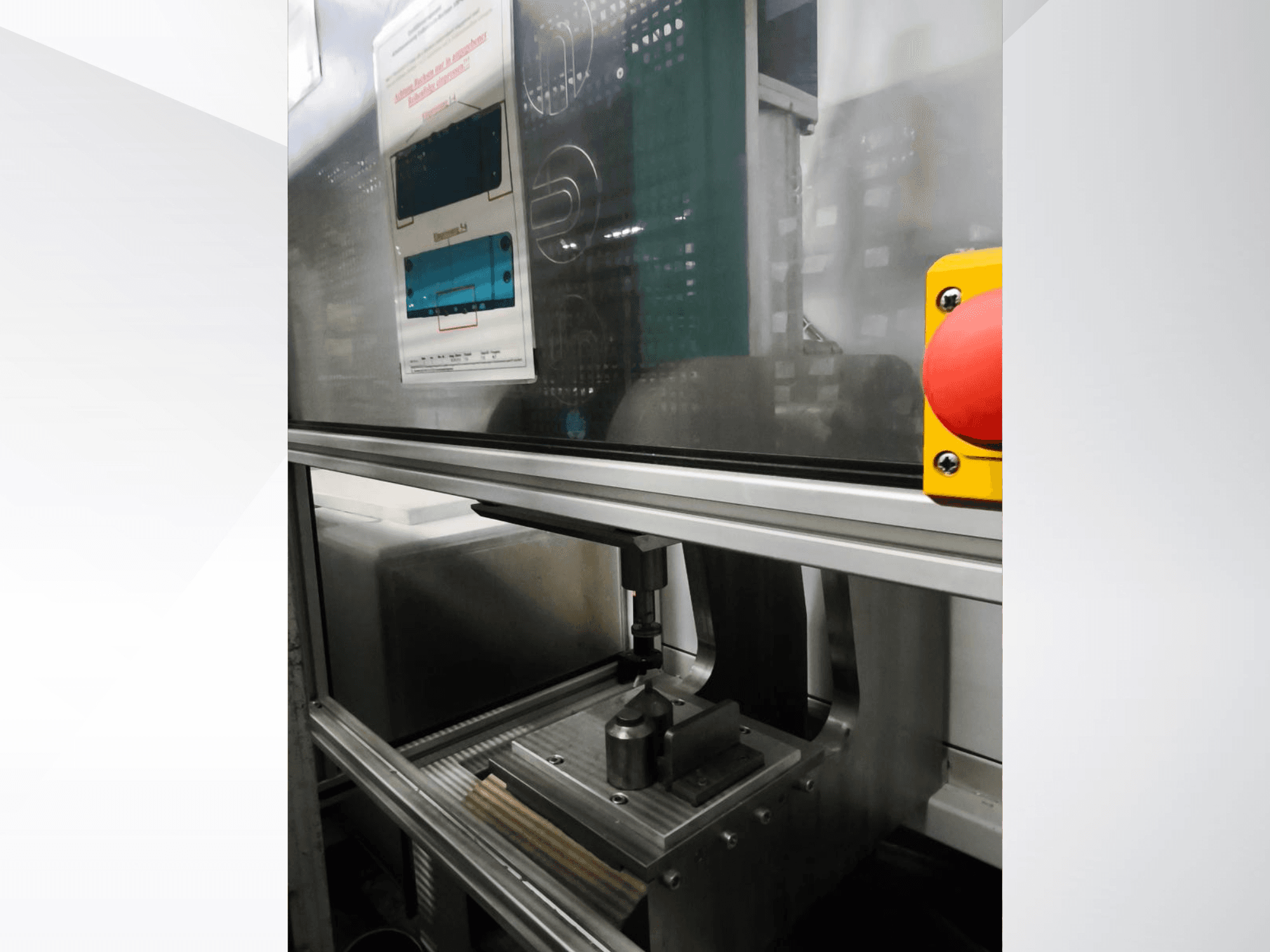 Frontansicht der Buchsenpresse von EMS Automation mit dem Pressmechanismus und dem Sicherheitsknopf.