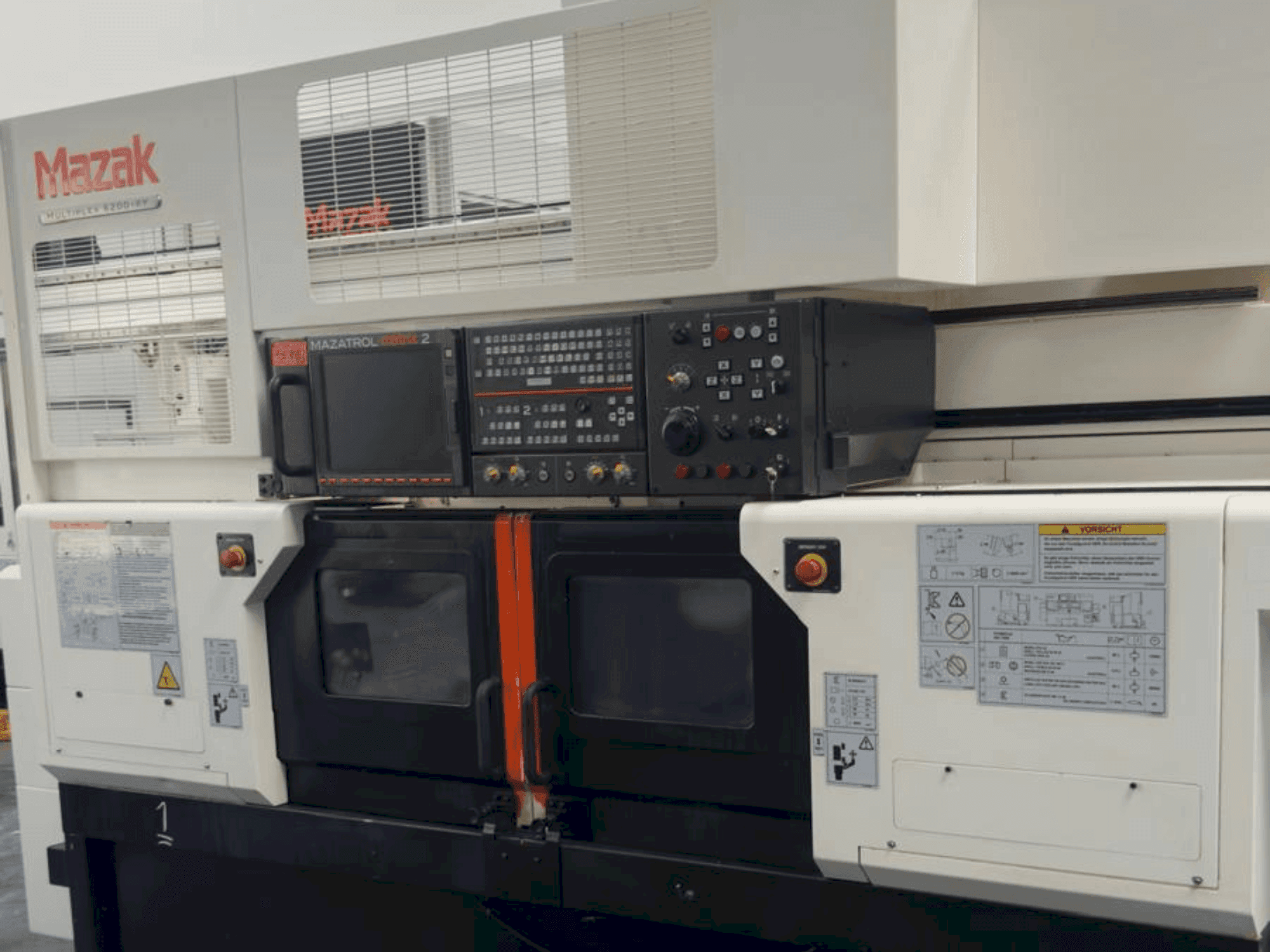 Frontansicht der Mazak Multiplex 6200 Y Maschine