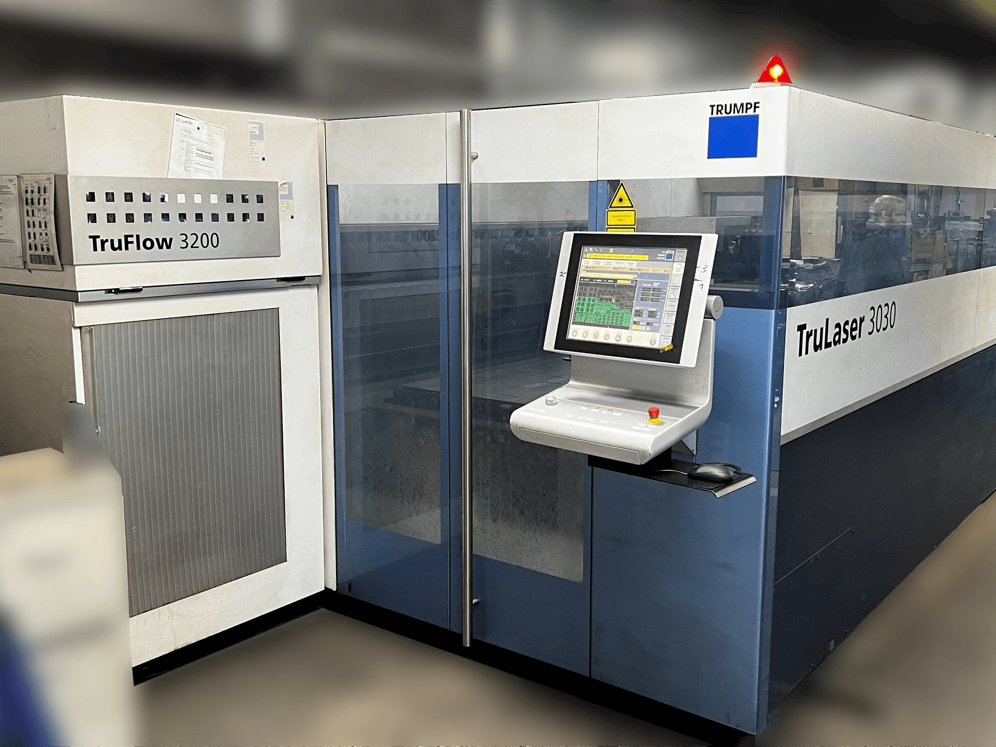 Frontansicht der Trumpf Trulaser 3030 Maschine