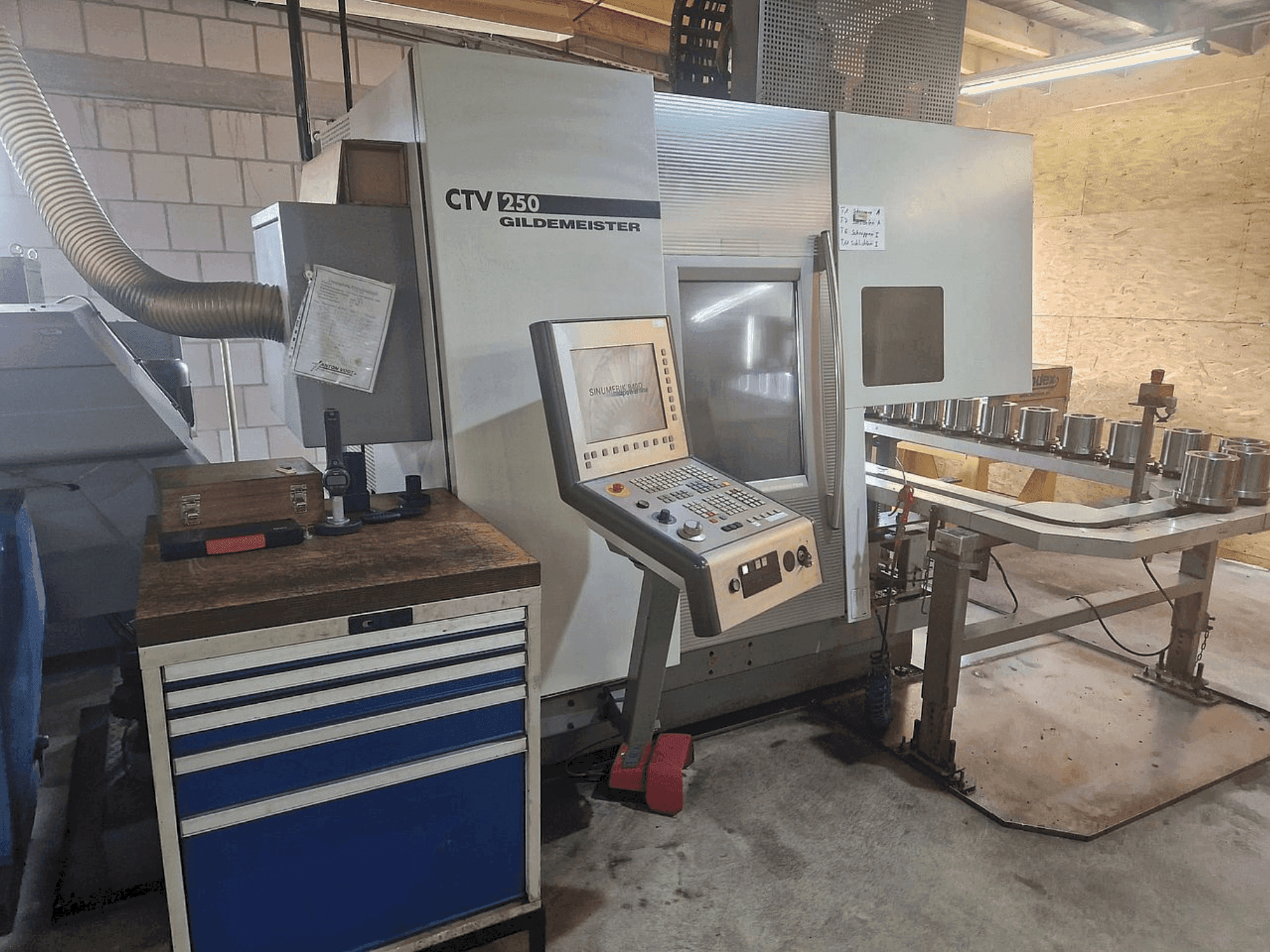 Frontansicht der DMG GILDEMEISTER CTV 250 Maschine