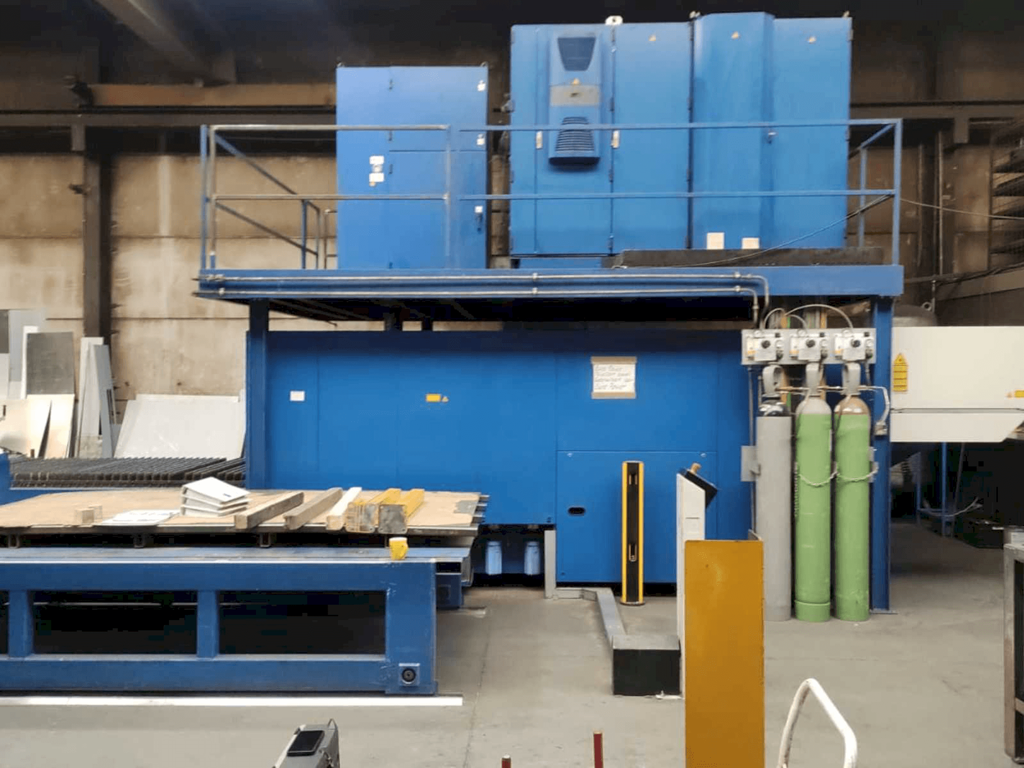 Frontansicht der Trumpf Trulaser 3030 Maschine