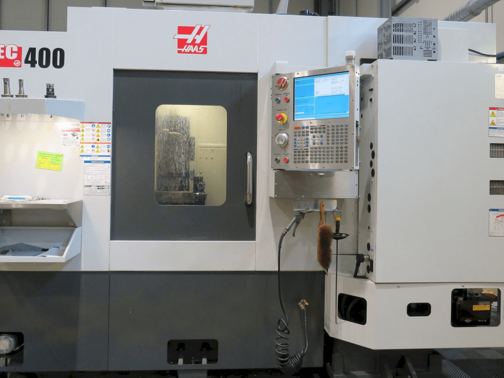 Frontansicht der HAAS EC-400 Maschine