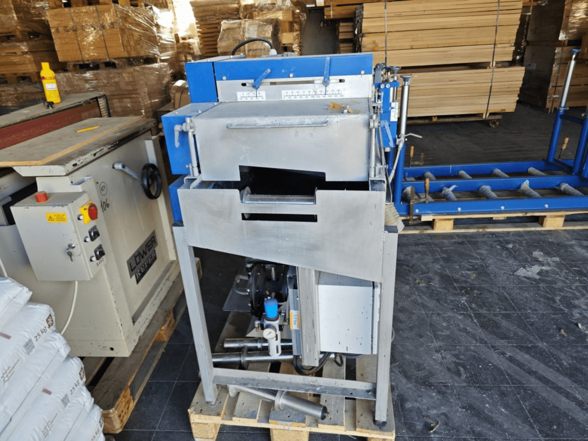 Vorderansicht der SCHIELE Schiele Impregmat VM-Mini, einer kompakten Holzimprägniermaschine mit sichtbarem Bedienfeld und Motor.