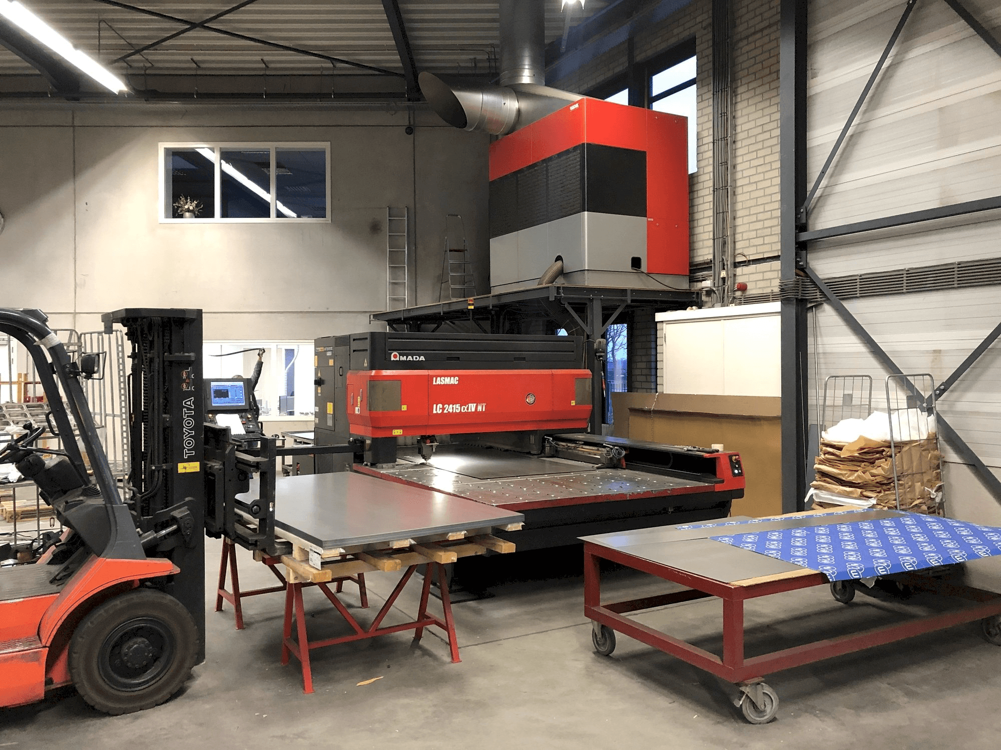 Frontansicht der AMADA LC 2415 Alpha IV NT Maschine
