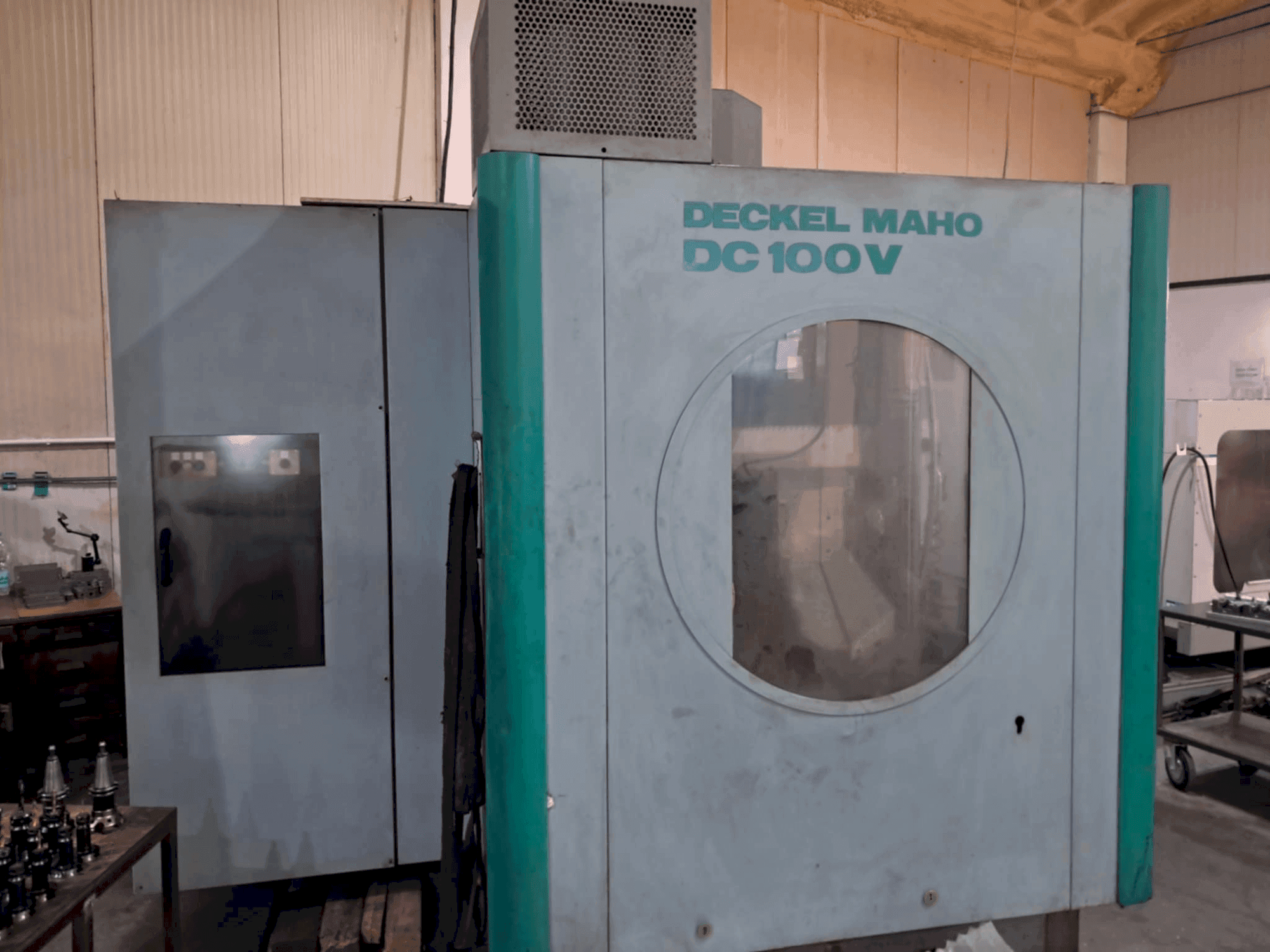 Frontansicht der DECKEL MAHO DC 100V Maschine