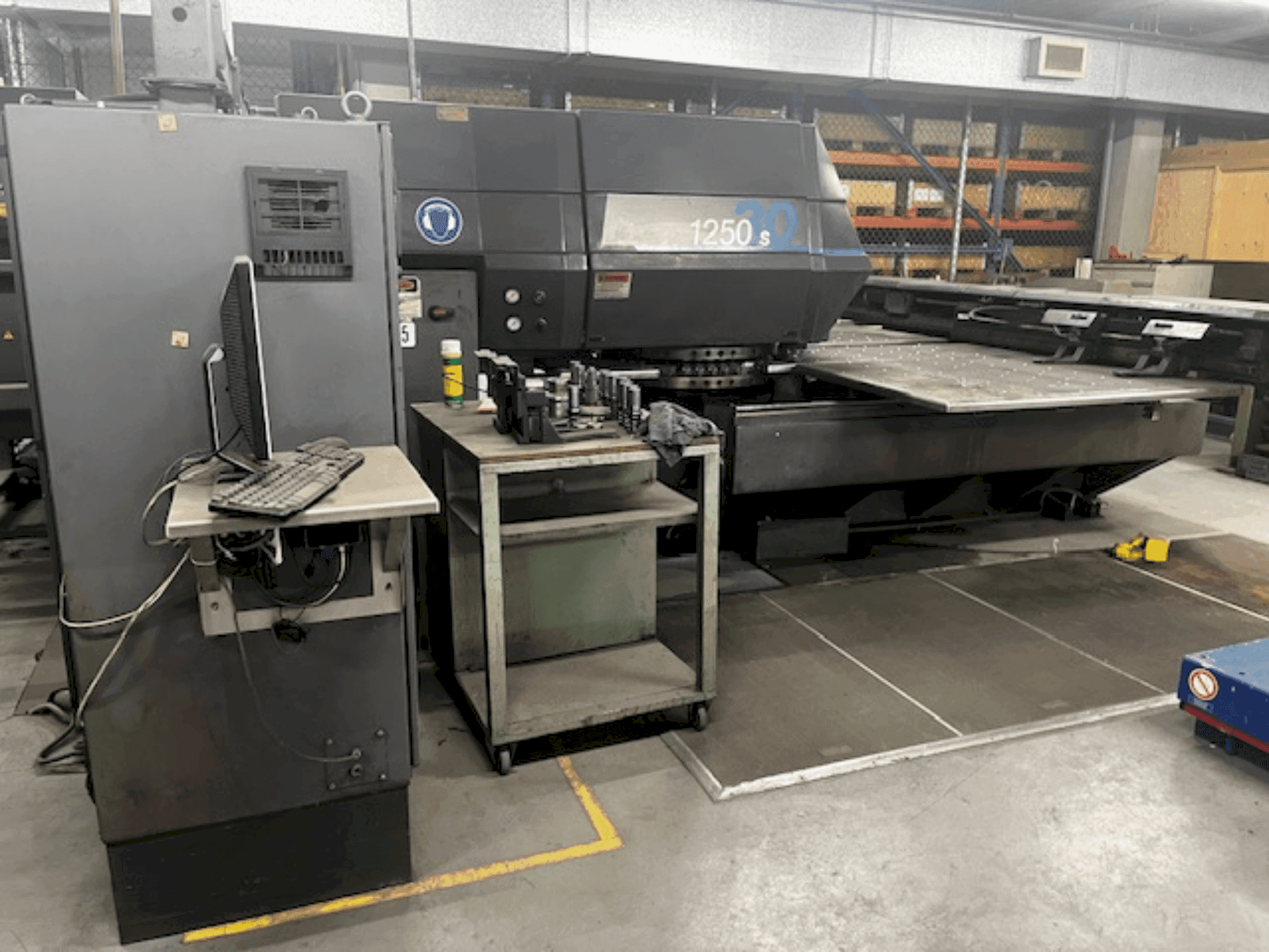 Frontansicht der STRIPPIT 1250SL/30 Maschine