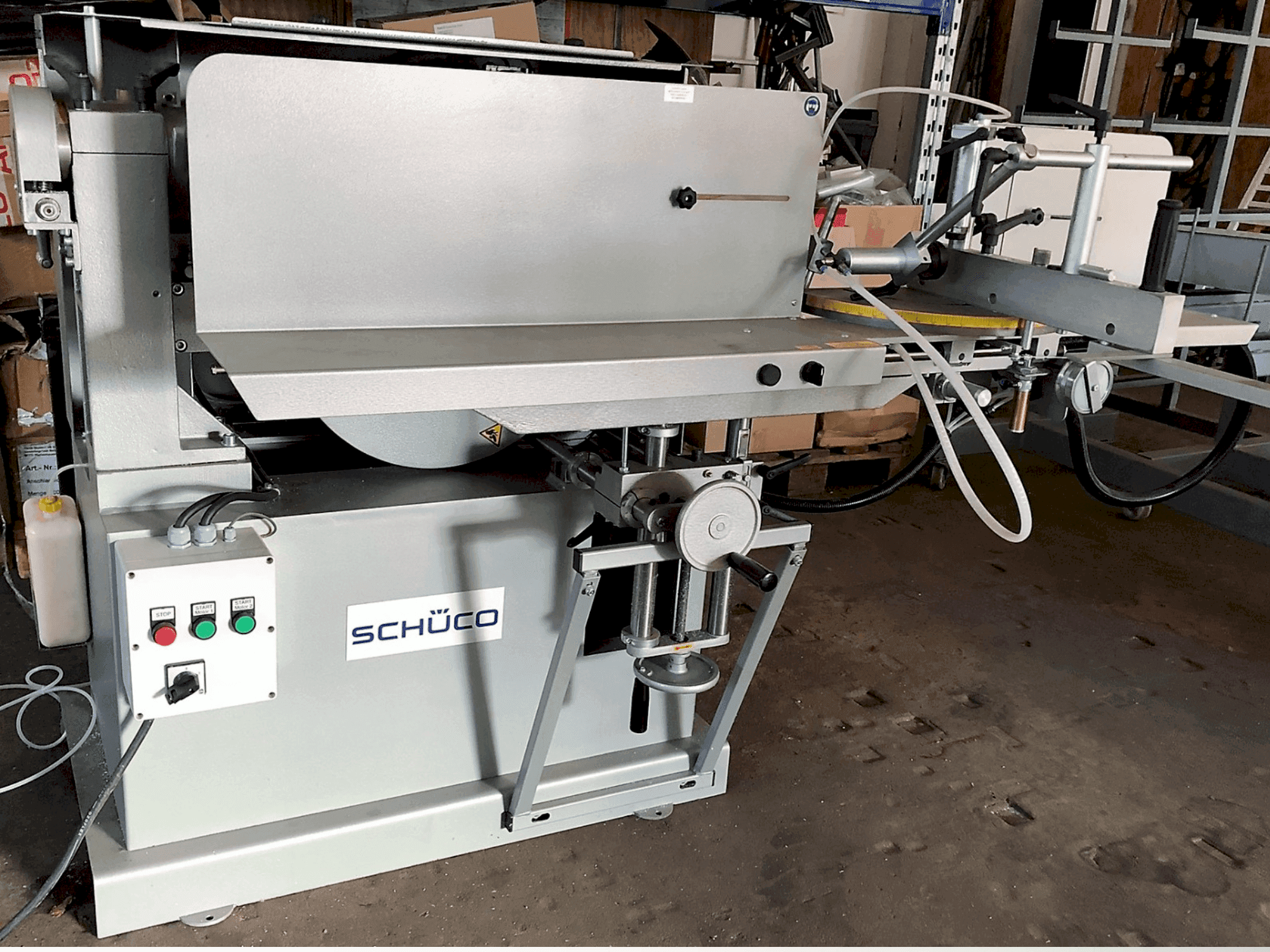 Frontansicht der SCHÜCO AS 450 Maschine