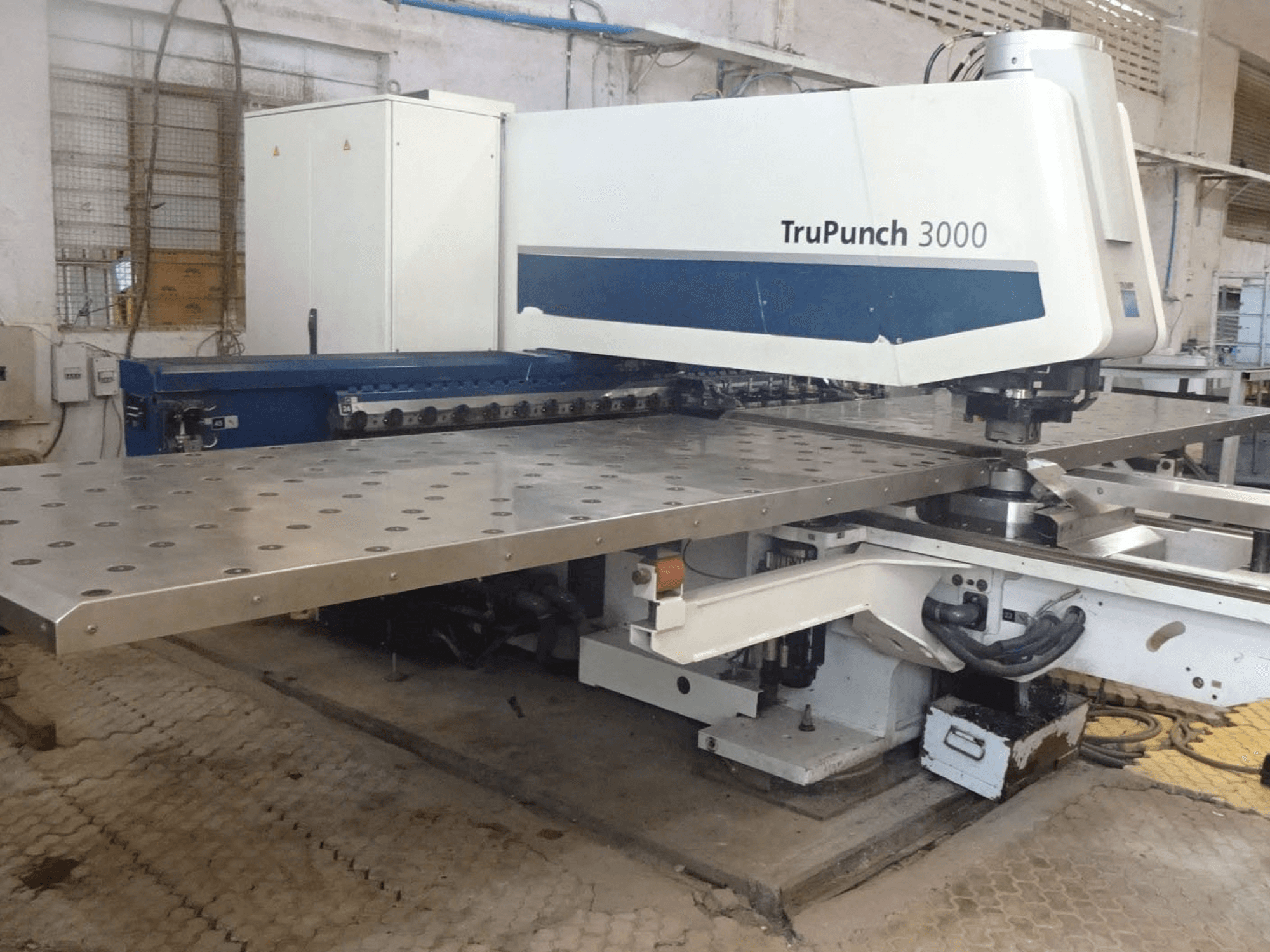 Linke Ansicht der Trumpf TruPunch 3000 Maschine
