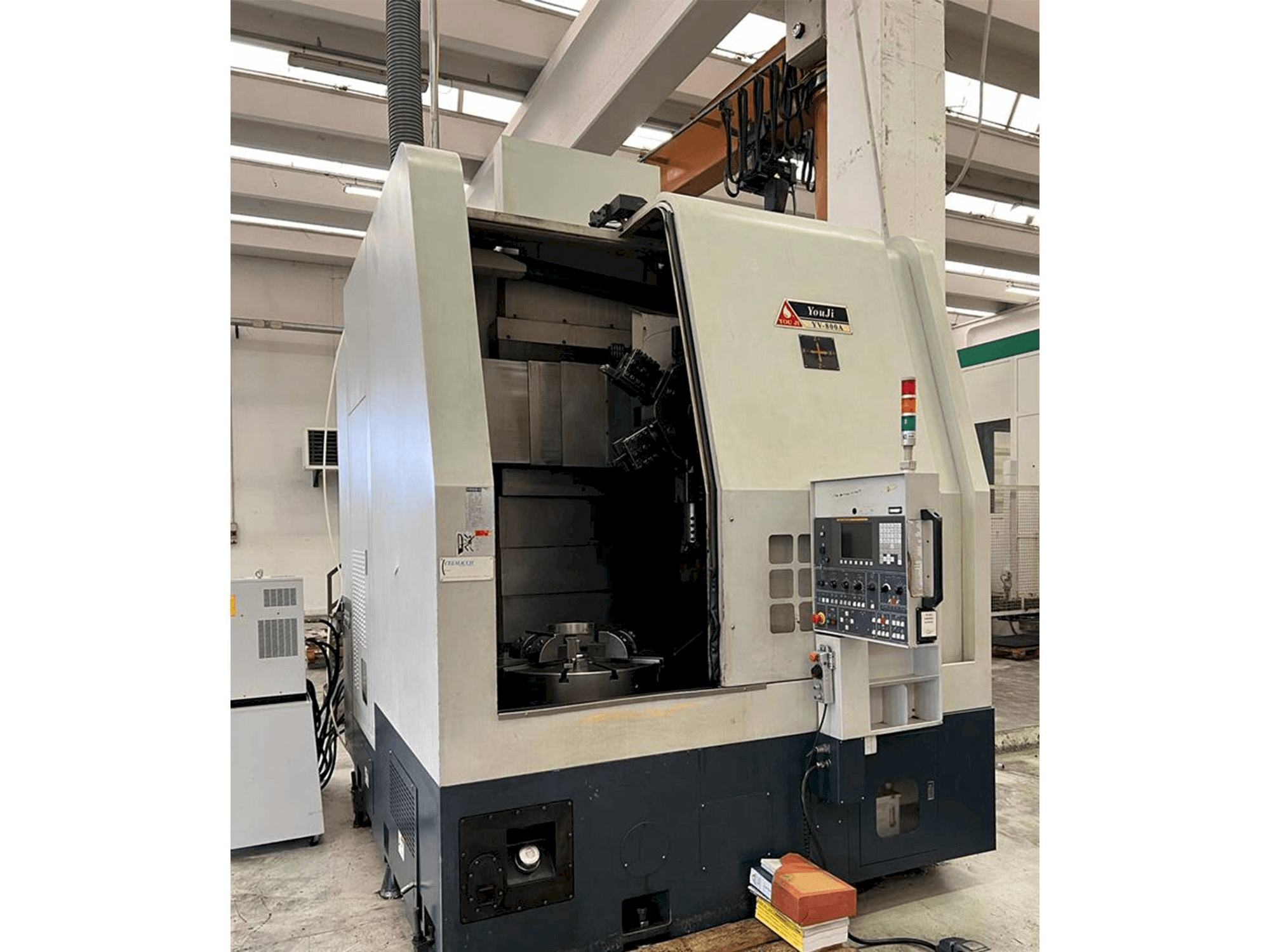 Frontansicht der YOU JI YV-800A Maschine