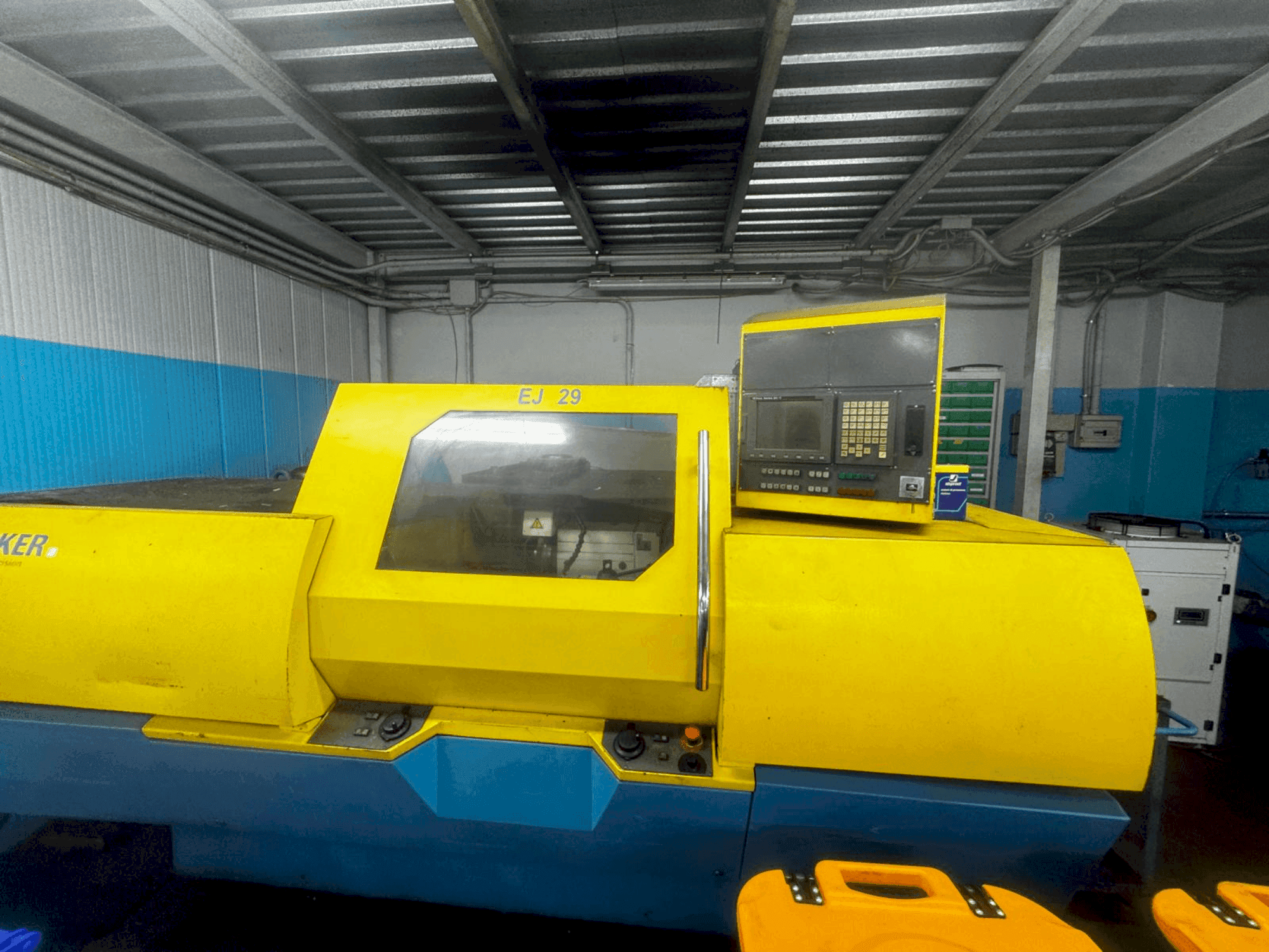 Frontansicht der JUNKER EJ 29 CNC Maschine