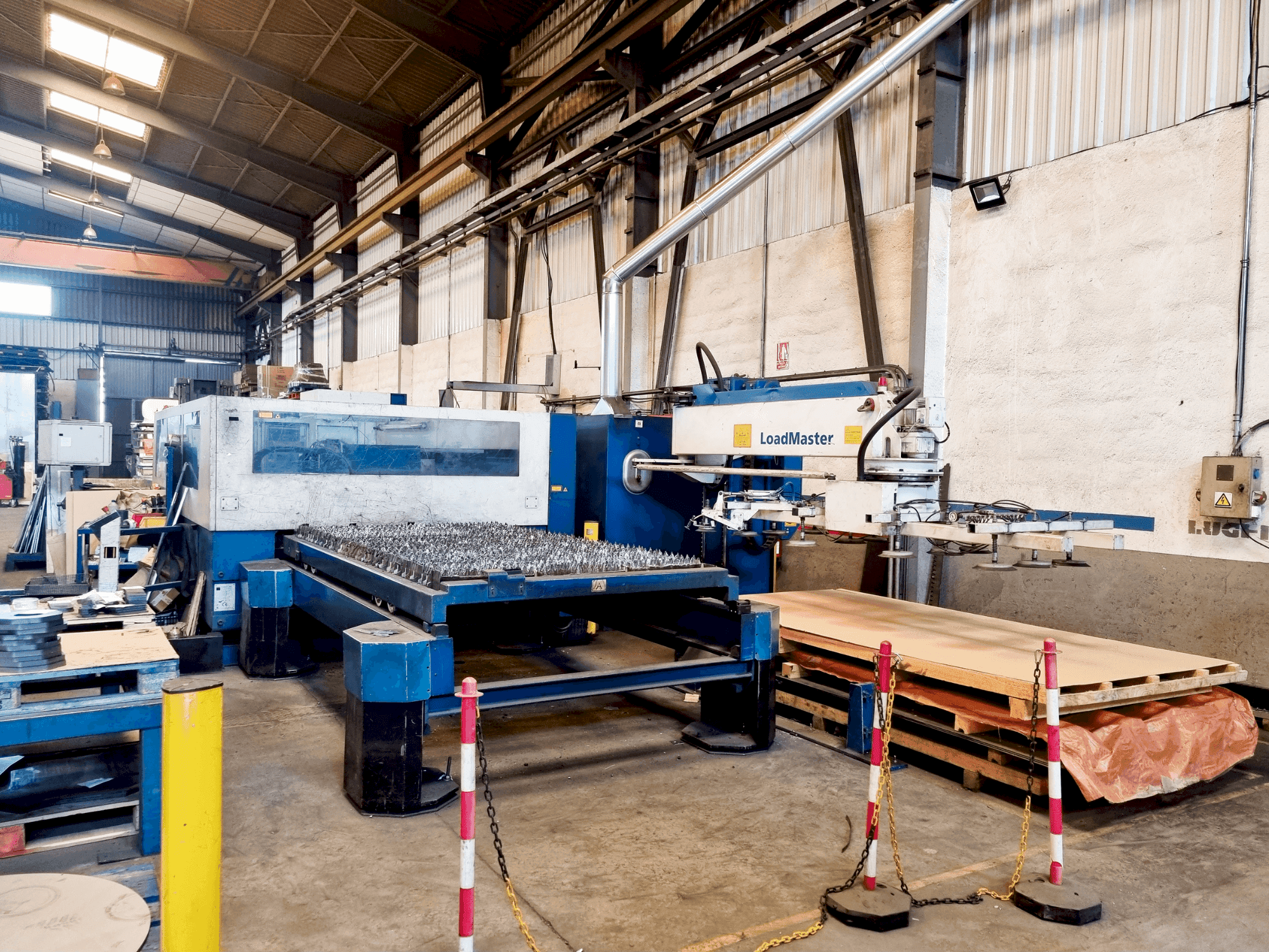 Frontansicht der TRUMPF Trumatic 3050 Maschine