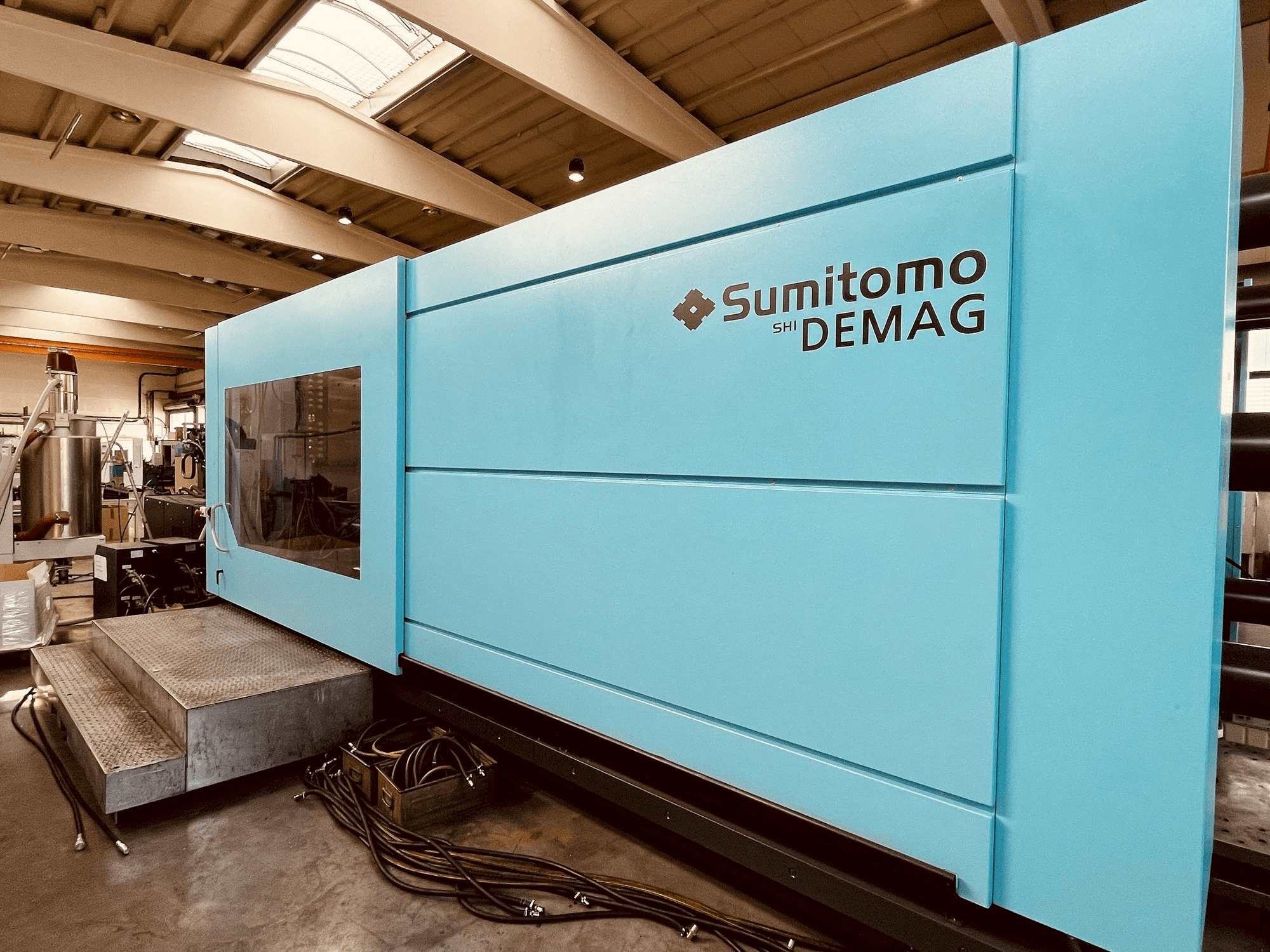 Frontansicht der Sumitomo Demag Systec 1300 1500-9500 Servo Maschine