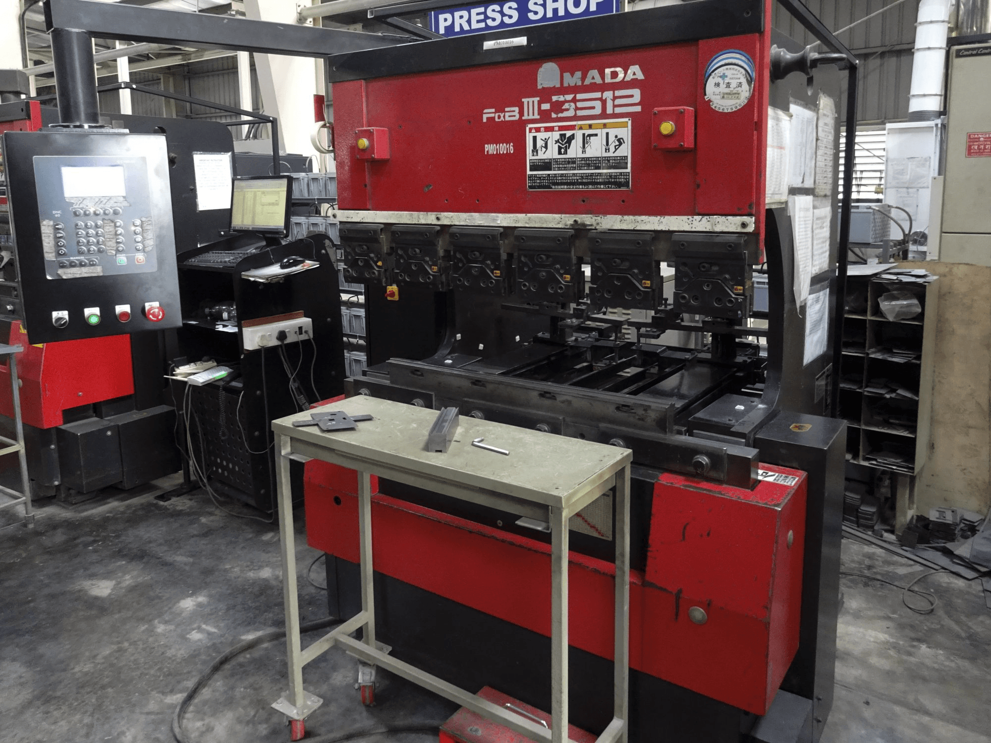 Rechte Ansicht der AMADA FBD 3512 LD Maschine