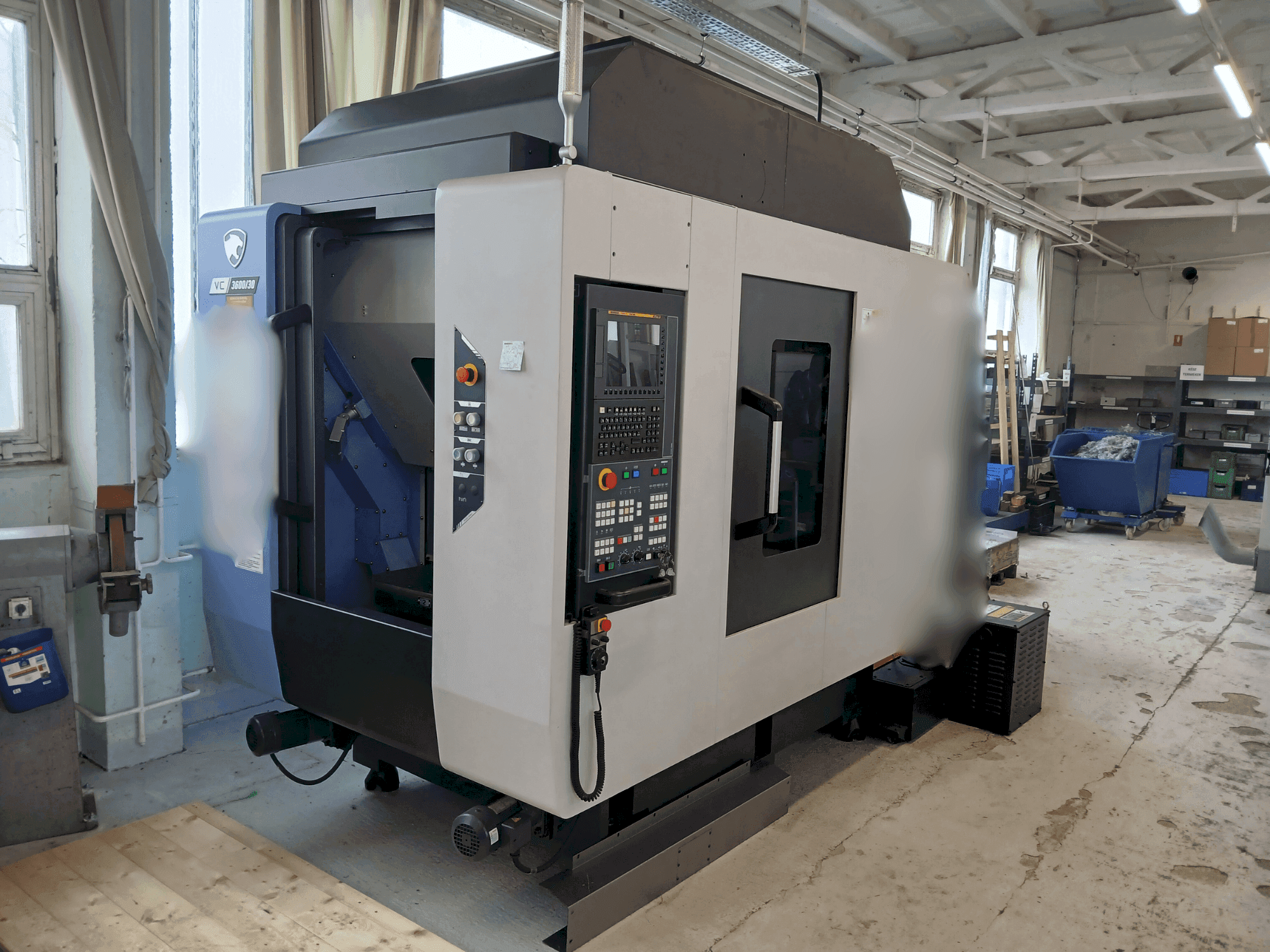 Frontansicht der DN SOLUTIONS VC 3600/30 Maschine