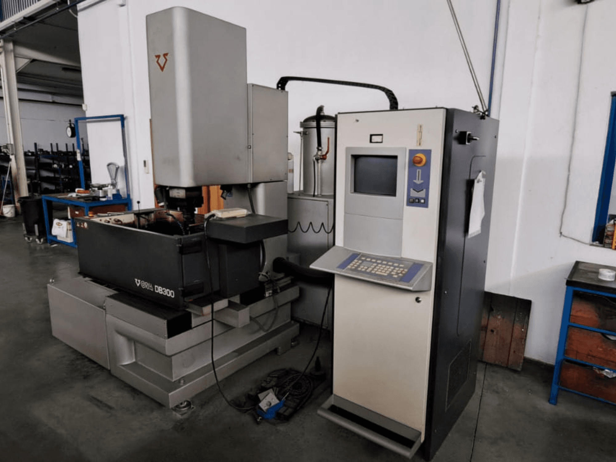 Senkerodiermaschine ONA DB300, Frontansicht; mit Bedienfeld, Werkstückhalter und industriellen Designelementen.