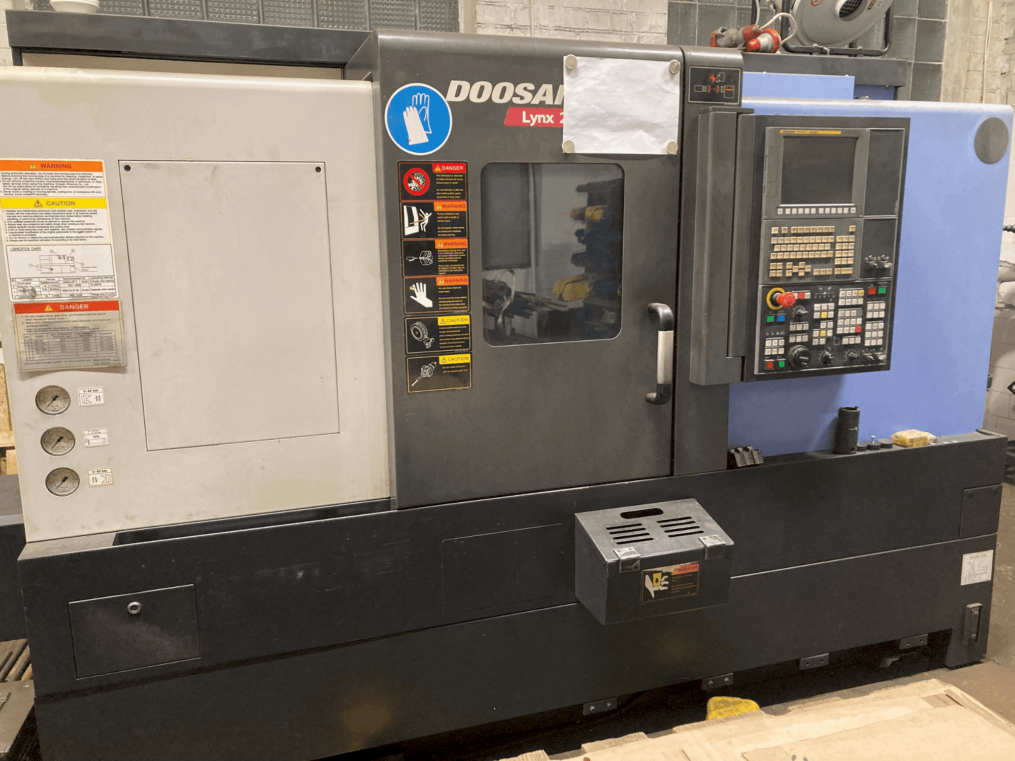 Frontansicht der DOOSAN LYNX220LSYA Maschine