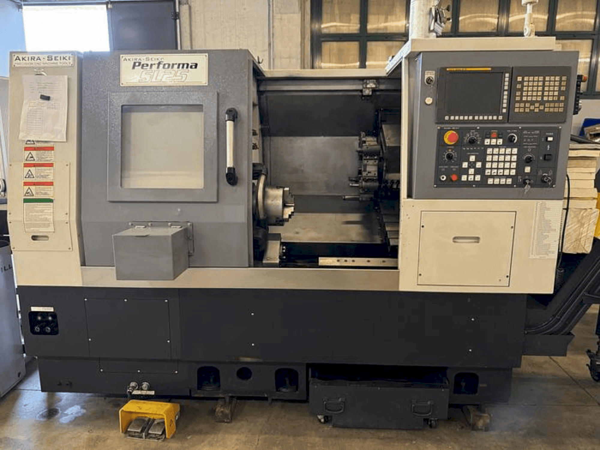 Frontansicht der Akira Seiki Performa SL25 Maschine