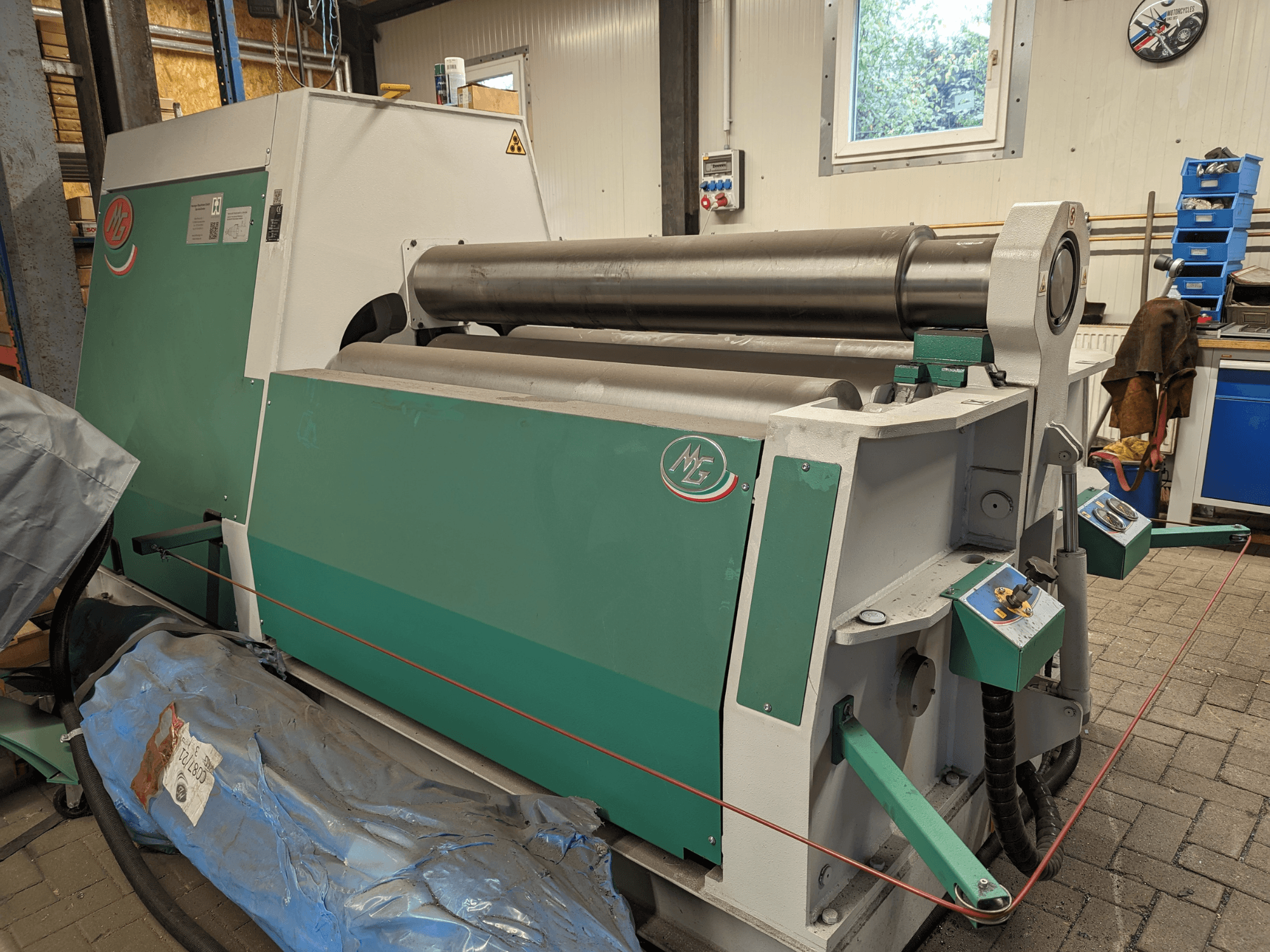 MG-Walzenbiegemaschine Modell MG4R1520C in grün und grau, Seitenansicht mit drei Metallwalzen und Bedienfeldern.