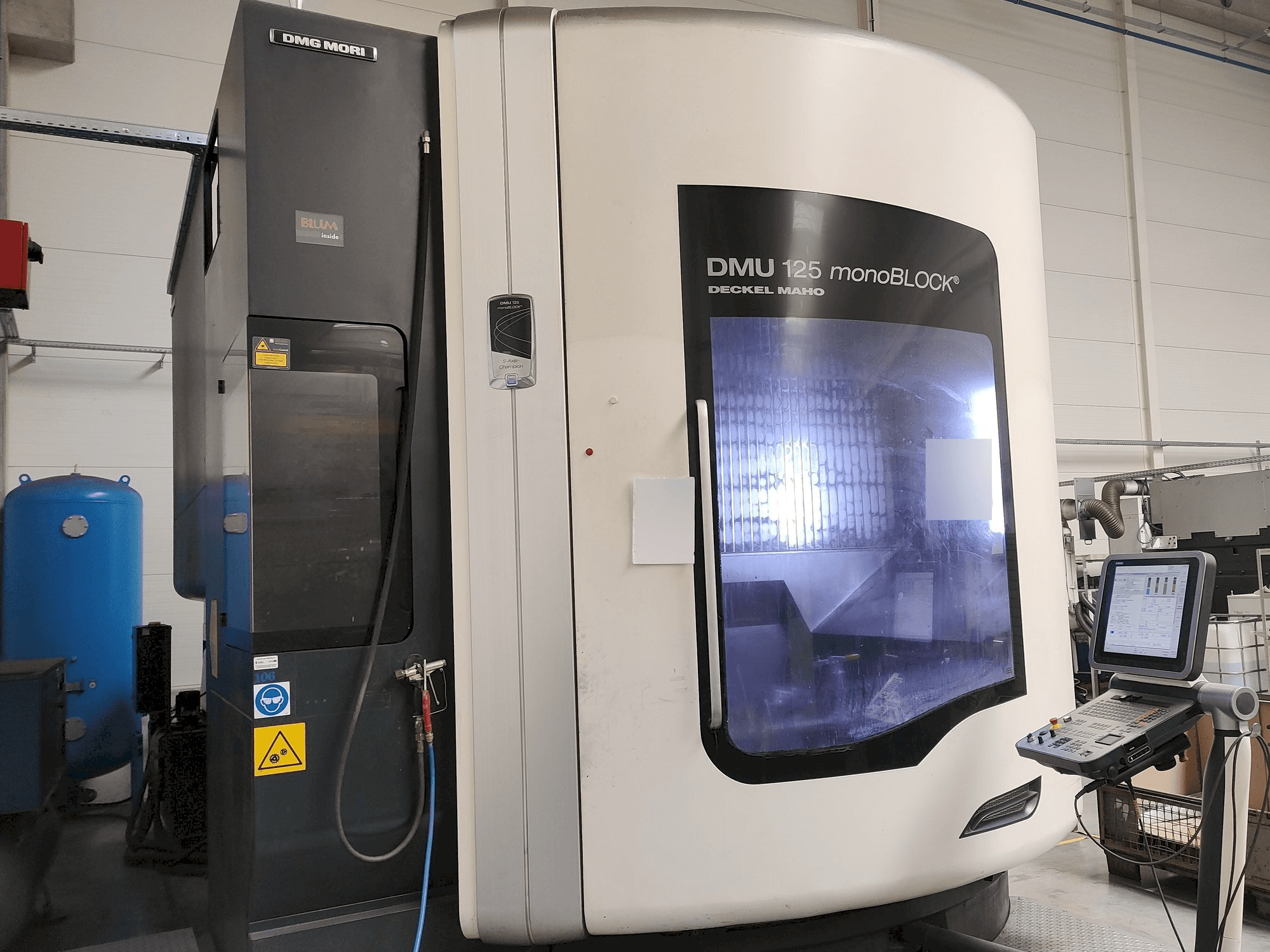Frontansicht der DMG MORI DMU125 monoBLOCK Maschine