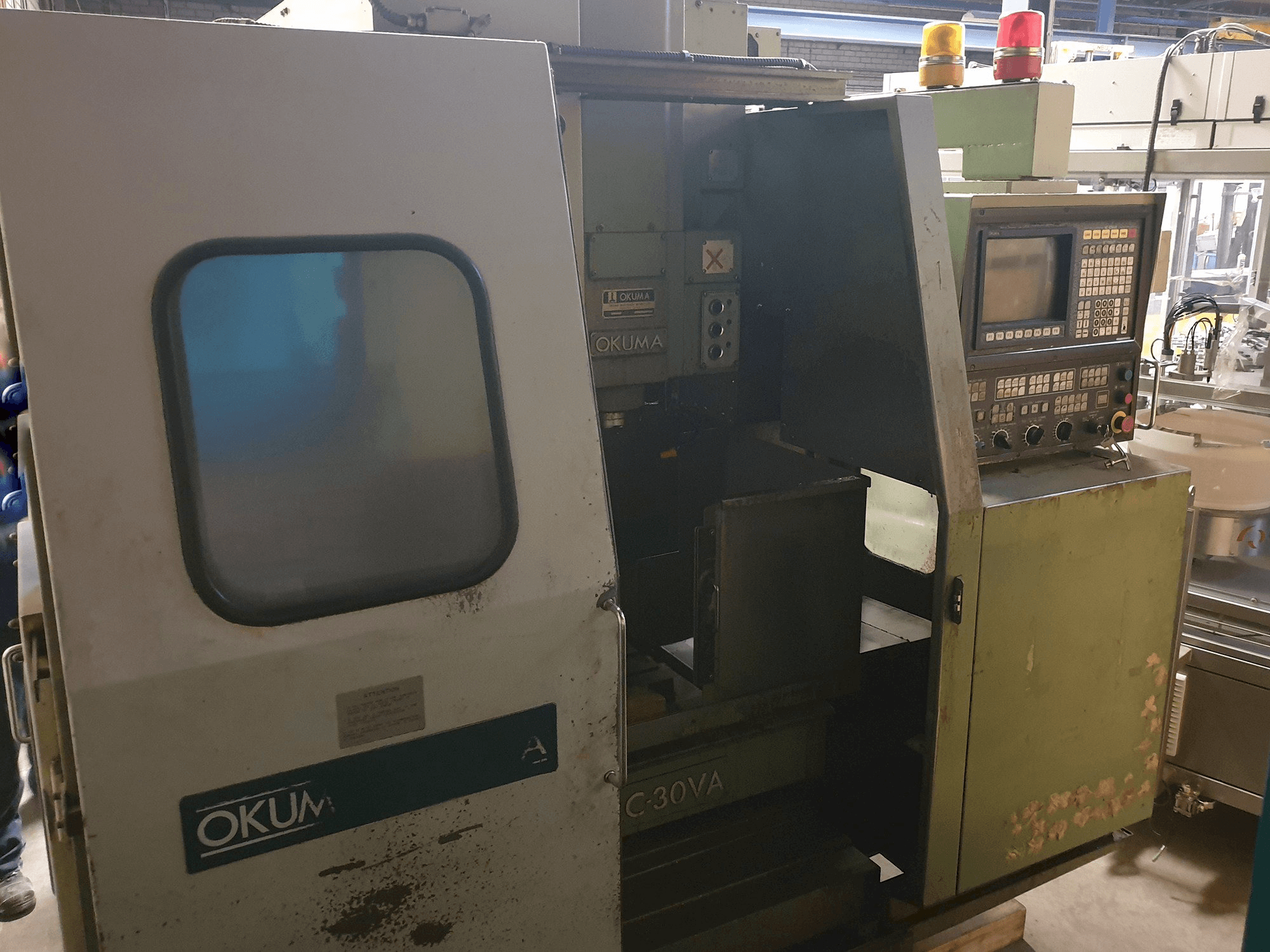 Linke Ansicht der Okuma MC-30VA Maschine