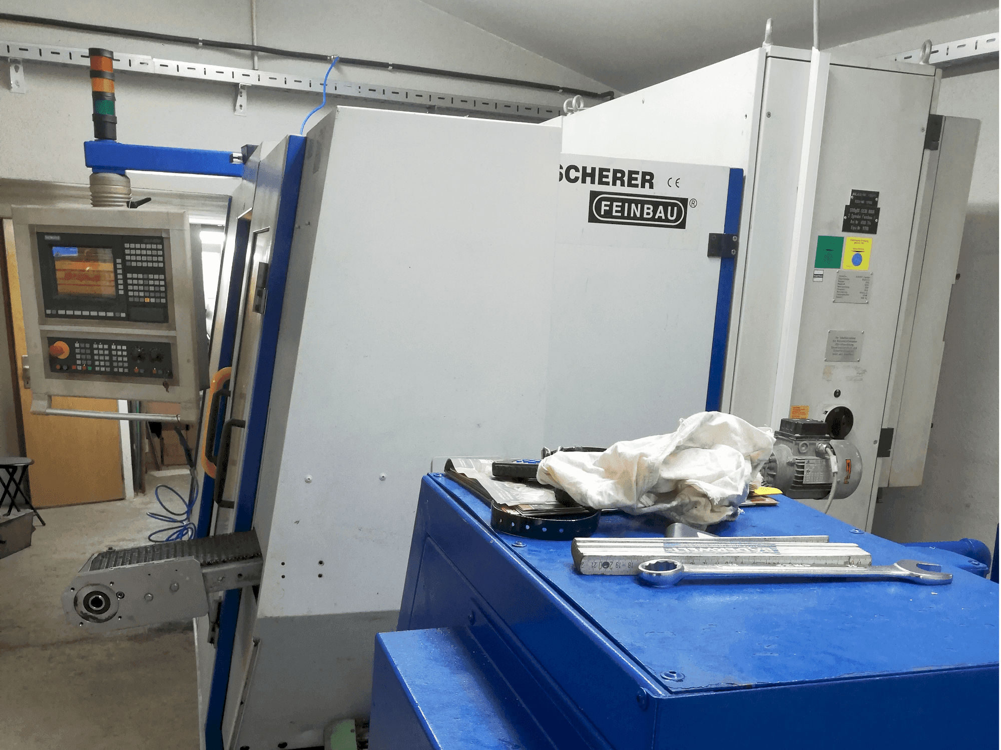 Frontansicht der Scherer - Feinbau CNC244/2 Maschine