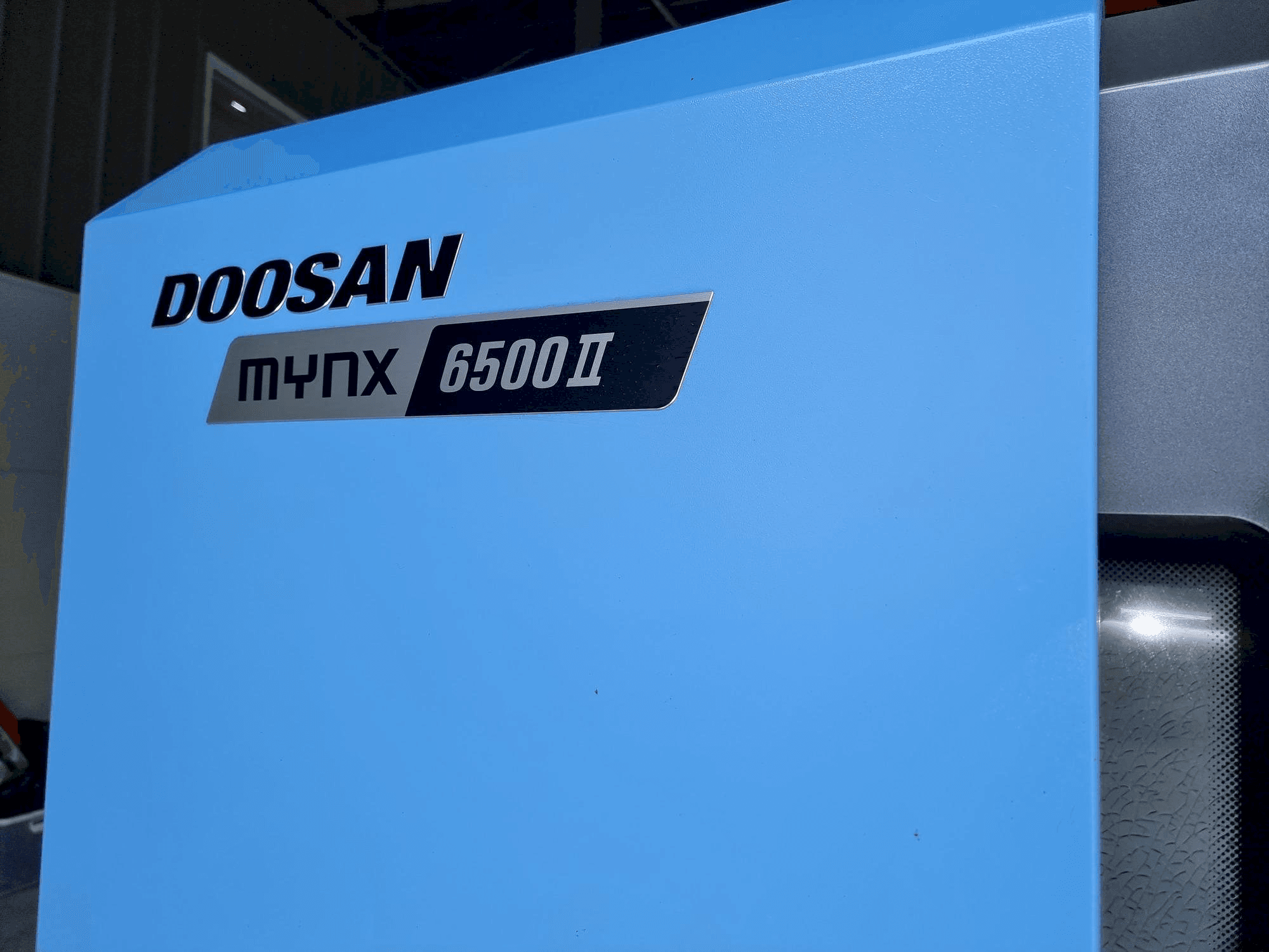 Frontansicht der Doosan MYNX 6500Ⅱ Maschine