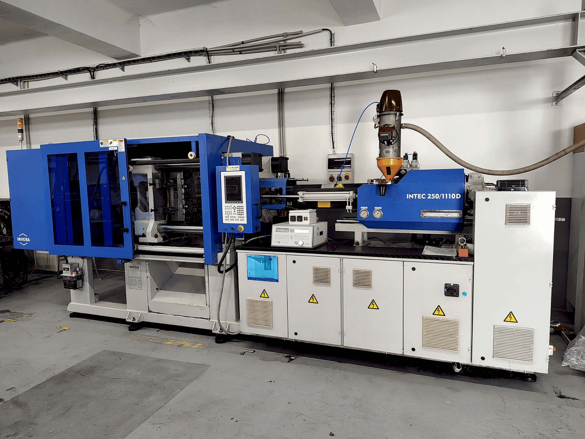 Frontansicht der INVERA Intec 250/1110 Maschine