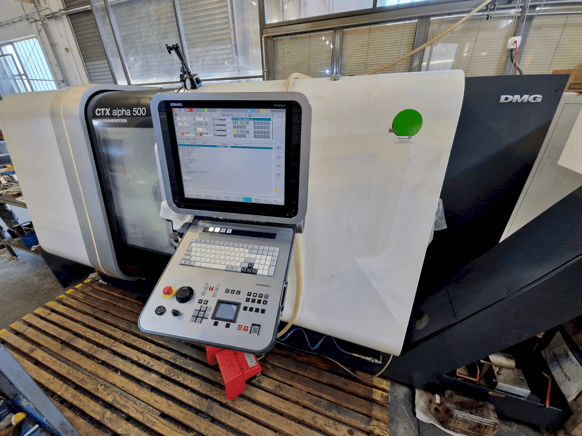 Frontansicht der DMG MORI CTX ALPHA 500 V6 Maschine