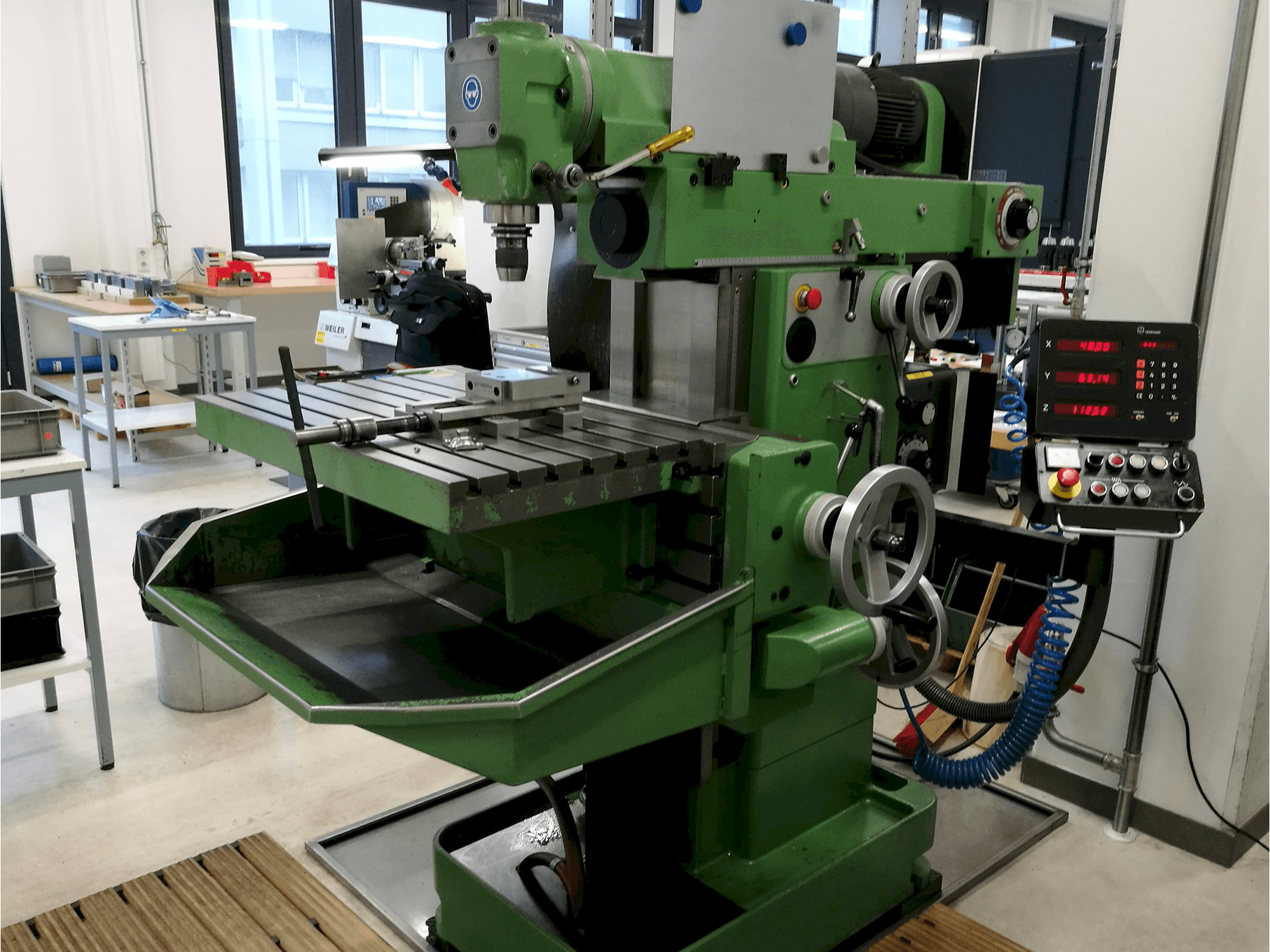 Rechte Ansicht der DECKEL FP4M Maschine