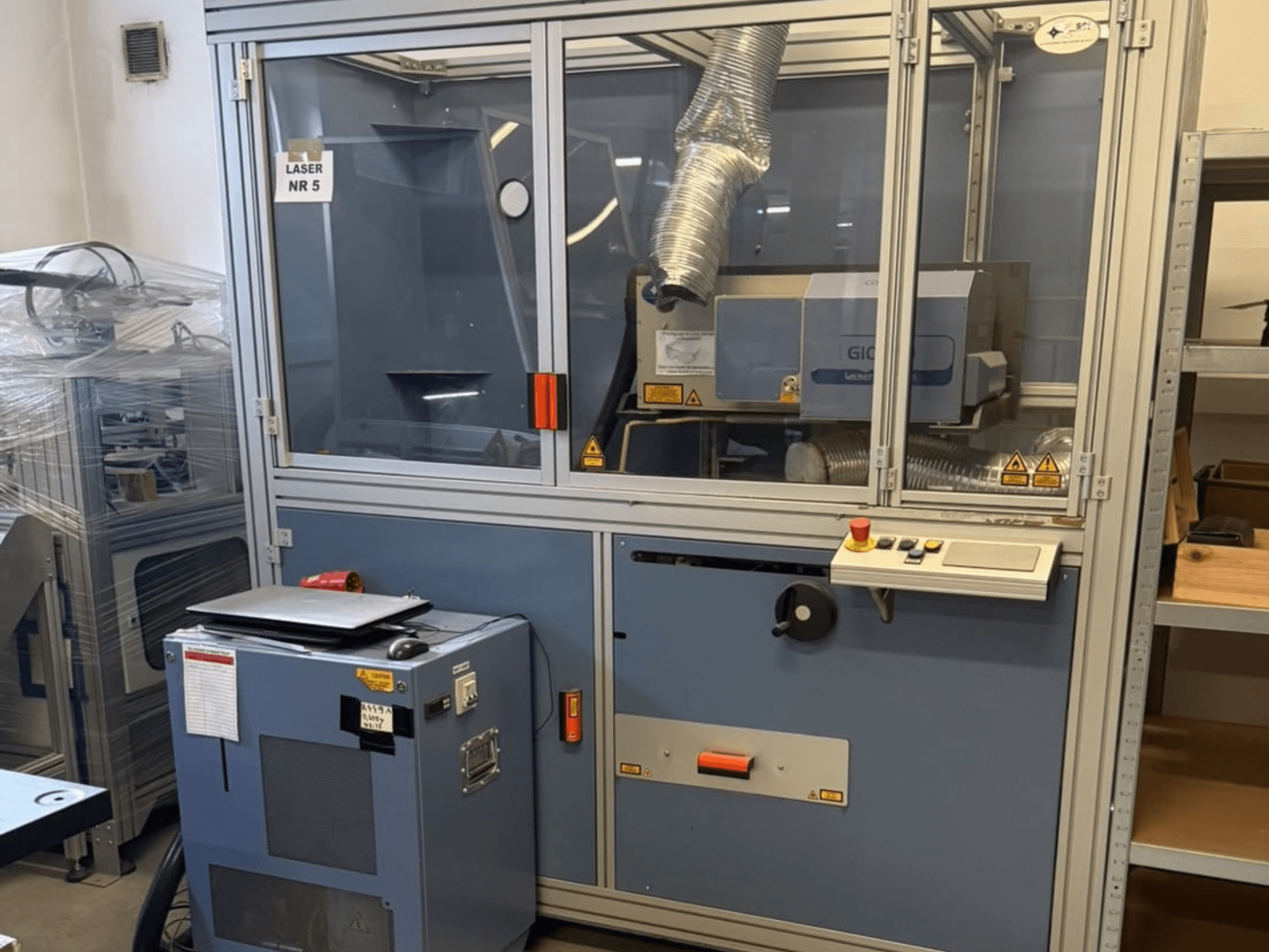 CO₂-Laserschneidmaschine SEI Laser PAPER BLASTER 02, Vorderansicht, mit Bedienfeld und Abluftkanal.