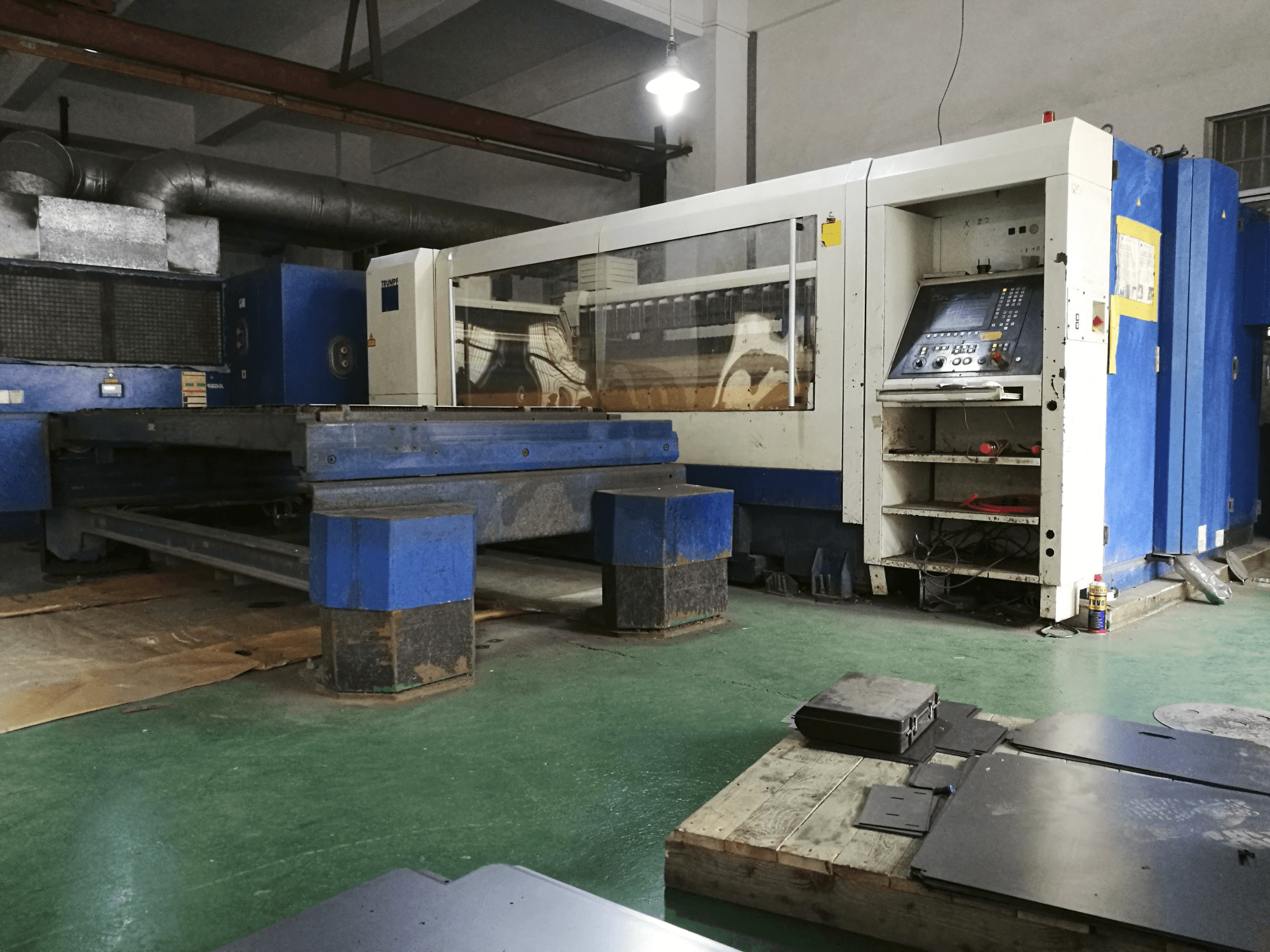 Rechte Ansicht der Trumpf TruLaser 2525 Maschine