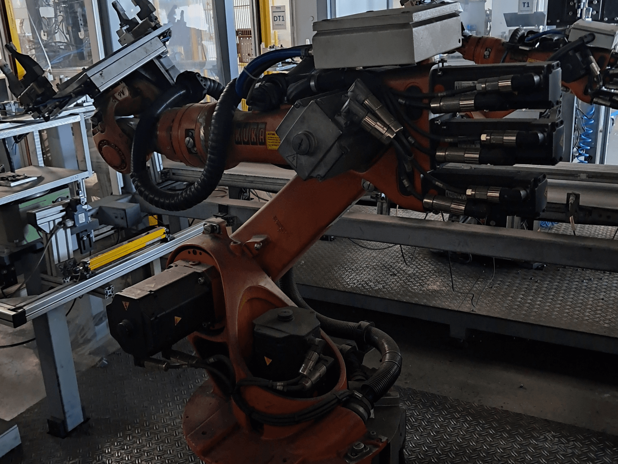 KUKA KR 16-2-Roboterarm mit KRC 4-Steuerung, von der Seite gesehen, mit sichtbaren Gelenken und Hydraulikanschlüssen.