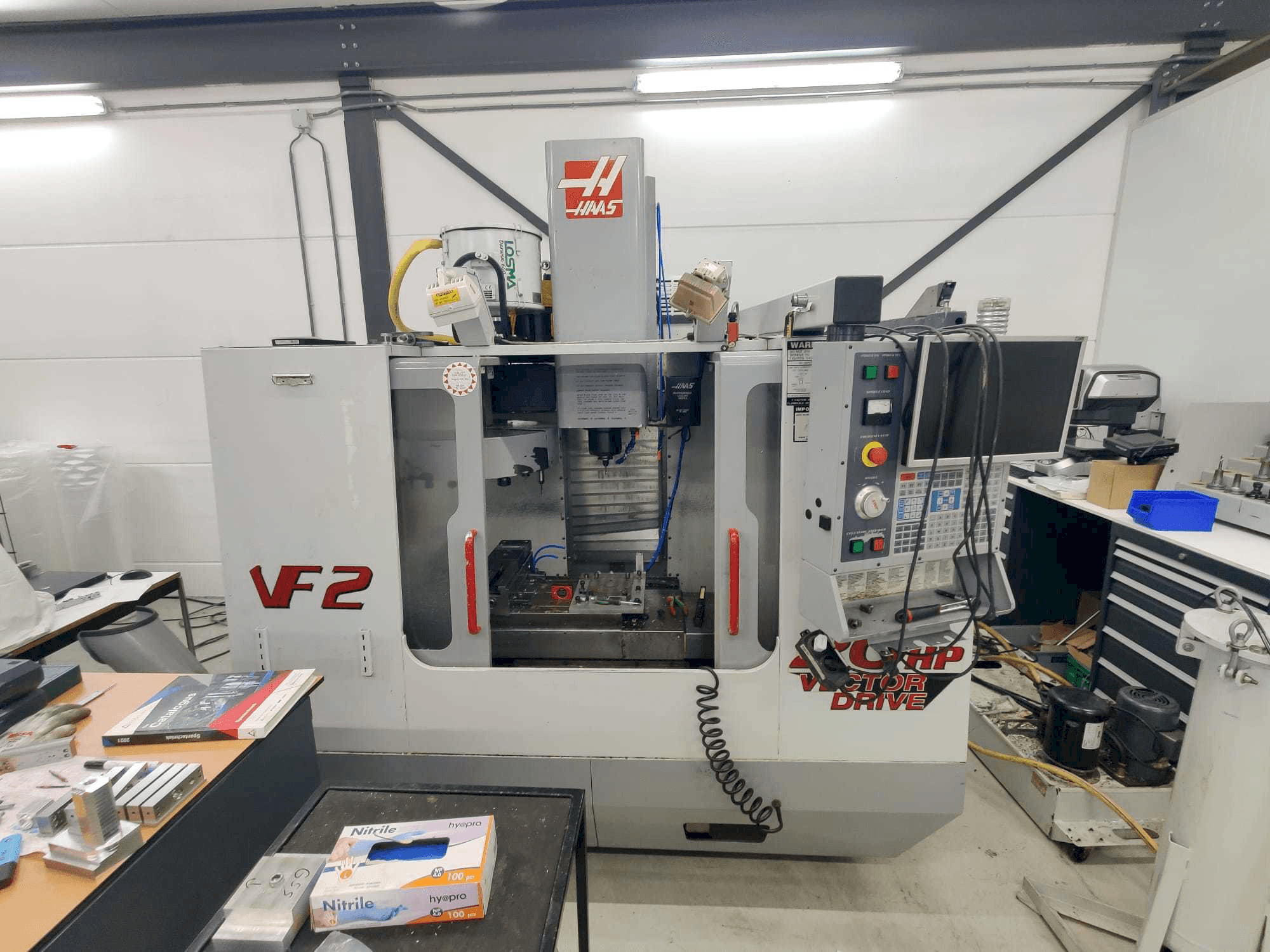 Frontansicht der HAAS VF2HE Maschine