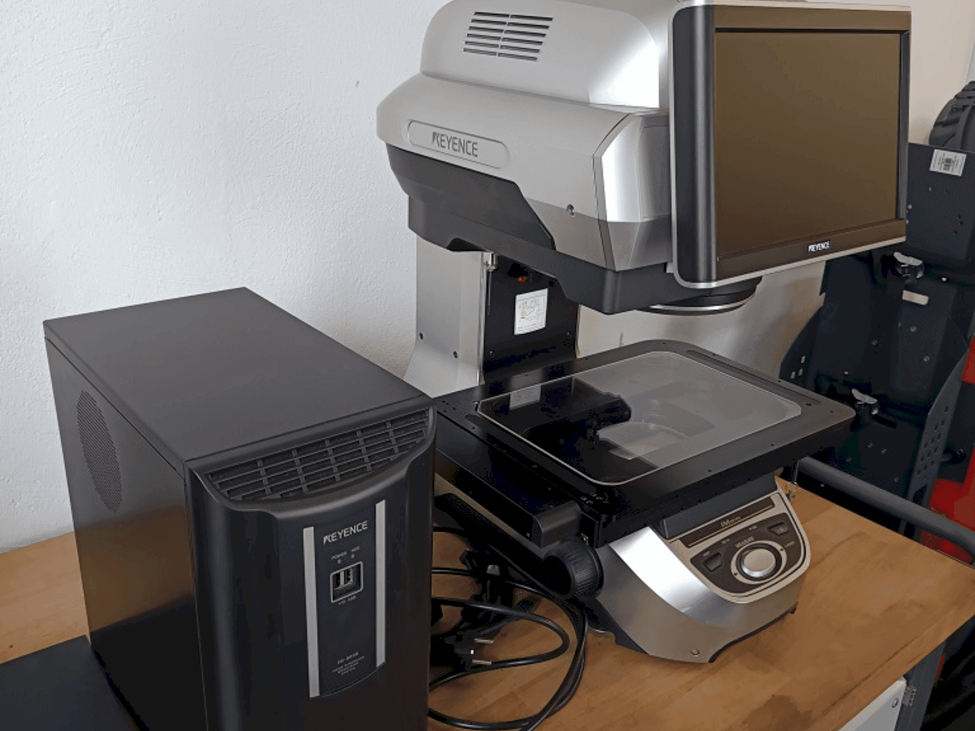 Frontansicht der KEYENCE 8030T Maschine