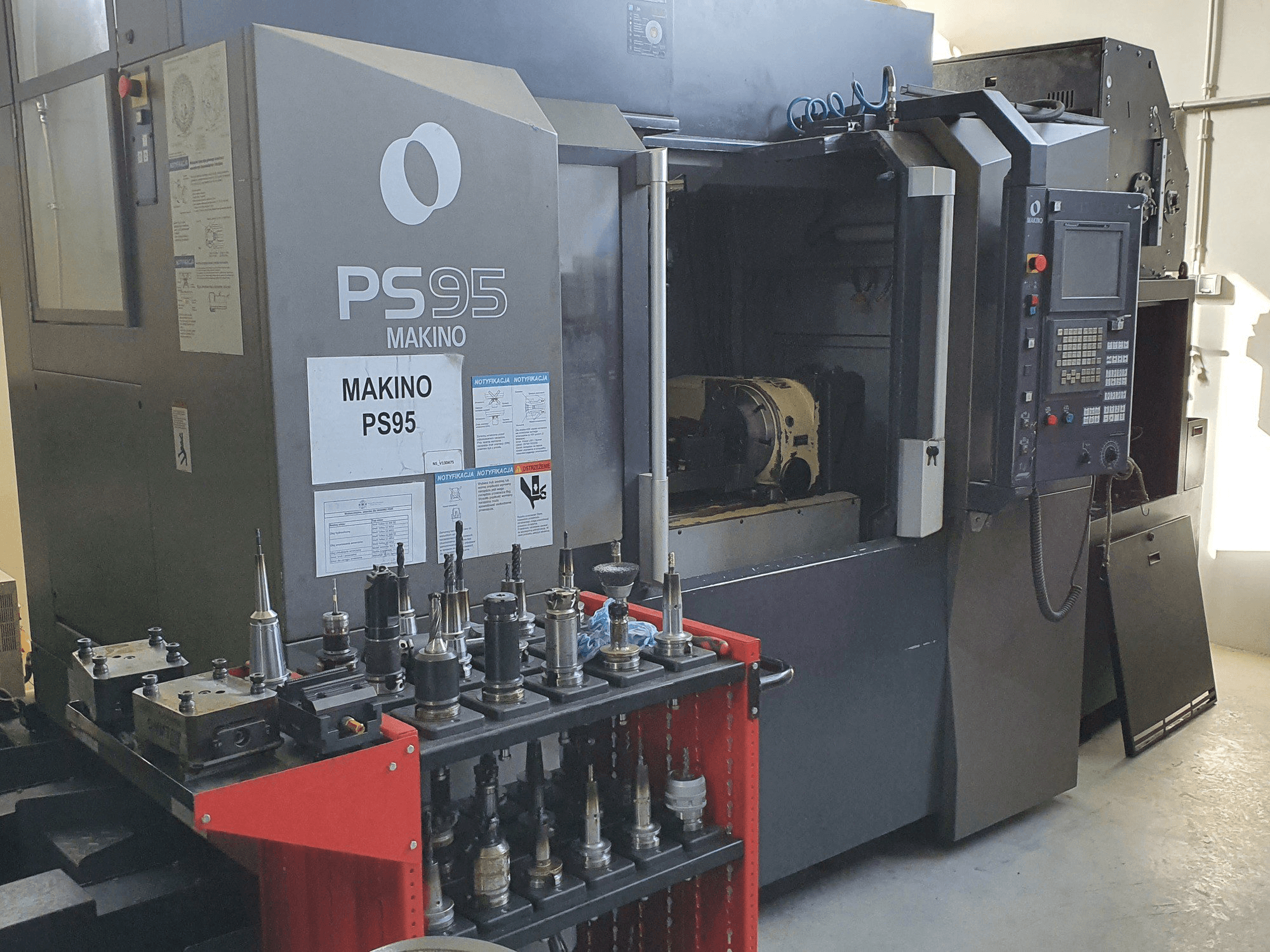 Frontansicht der Makino PS95 Maschine