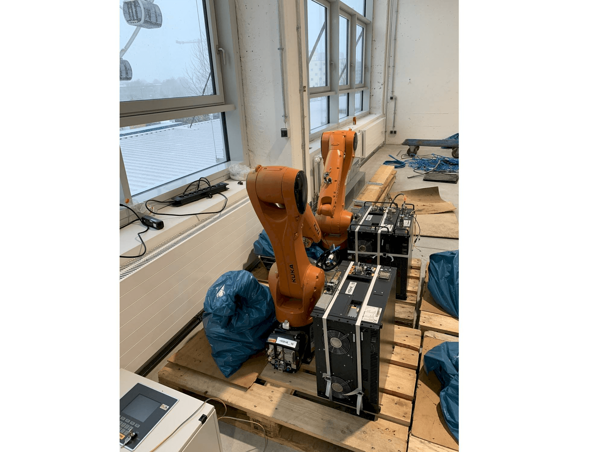 Frontansicht der KUKA KR10 R1100 Maschine