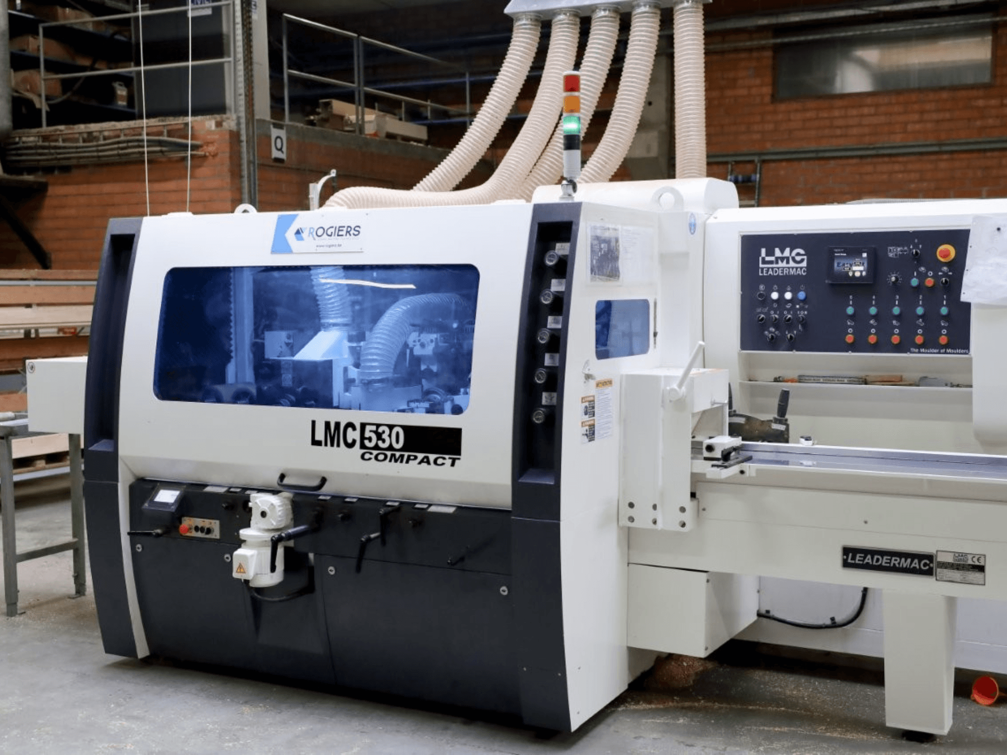 LEADERMAC LMC 530 Kompakte Holzbearbeitungsmaschine; in der Frontansicht sind die Bedienelemente, die Staubabsaugung und die Funktionen des Arbeitsbereichs zu sehen.