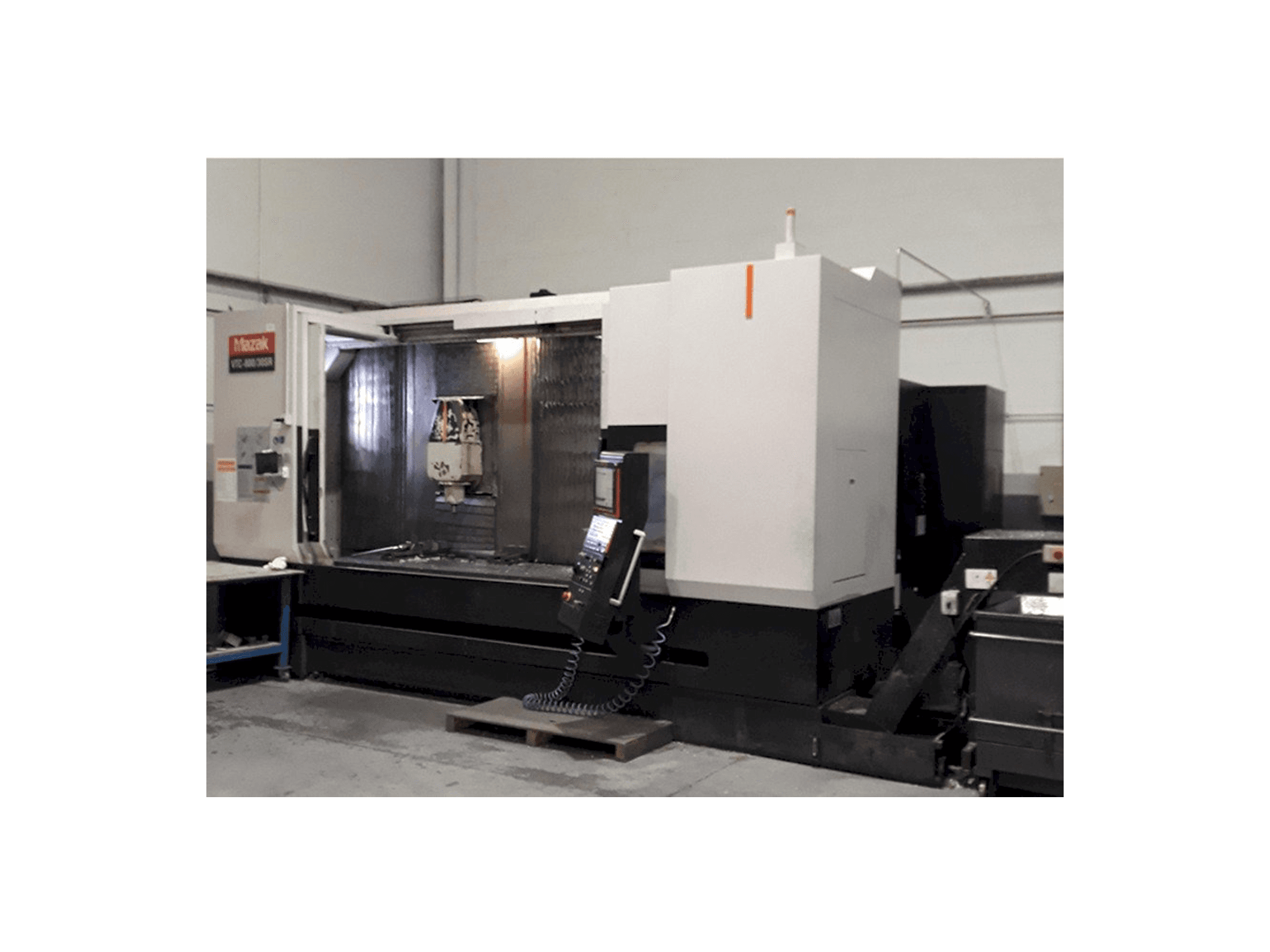 Frontansicht der Mazak 800-30 SR Maschine