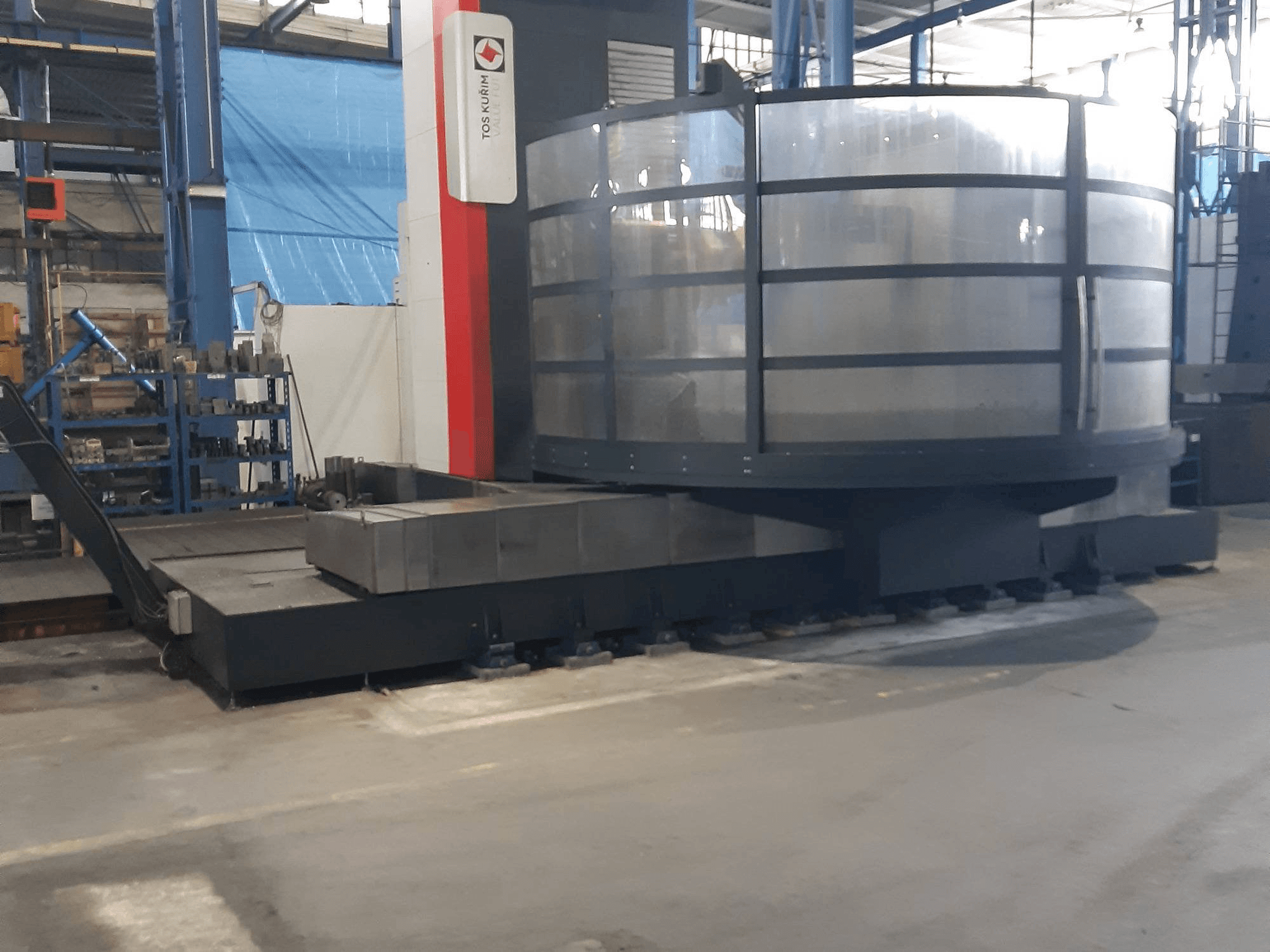 Frontansicht der TOS Kurim FUT 150 Maschine