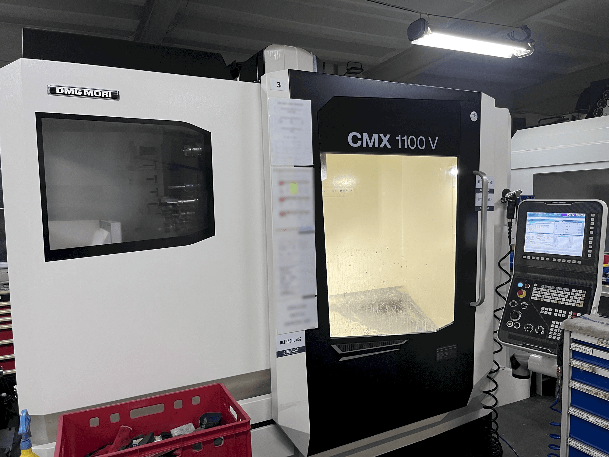 Linke Seitenansicht der DMG MORI CMX 1100 V Maschine