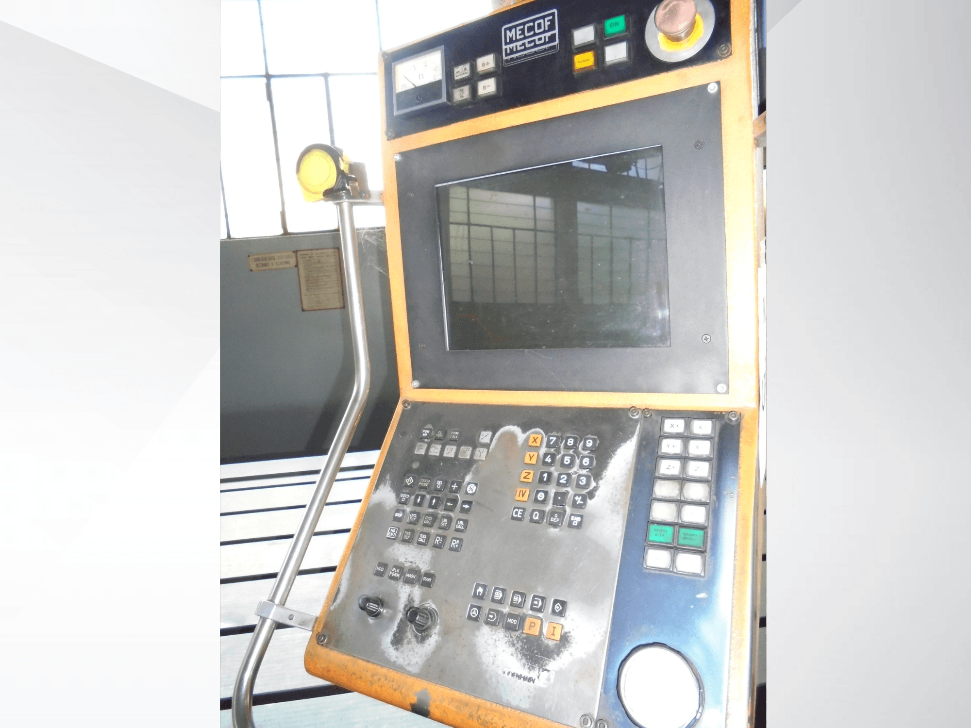 Mecof-Bedienfeld mit Digitalanzeige, Tasten und Knöpfen; Vorderansicht mit Verschleißerscheinungen der Bedienelemente.