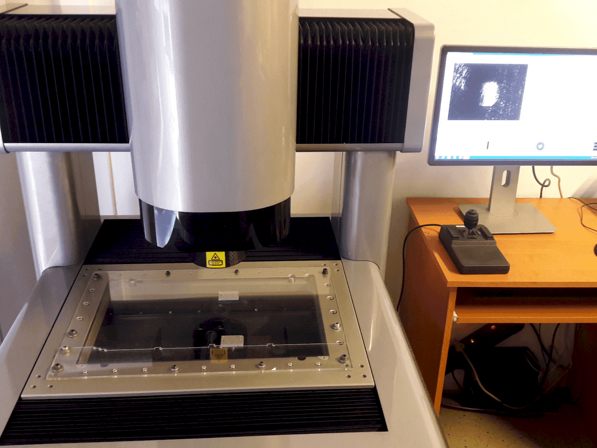 Frontansicht der SCHUT DeMeet-400 Maschine